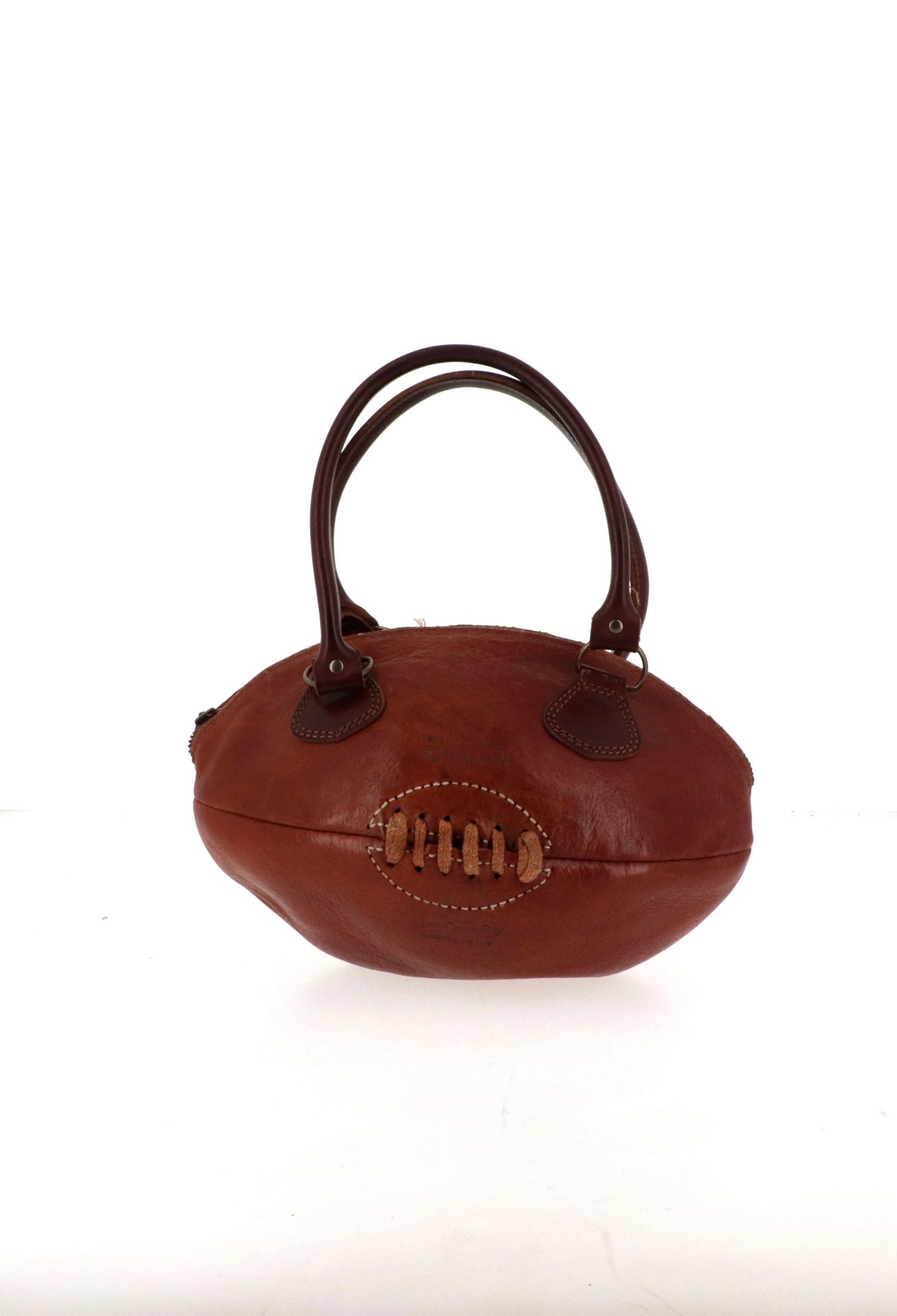 MAISON MARTIN MARGIELA Rugby ball" bag

in cognac leather, brass trimmings

Abou&hellip;