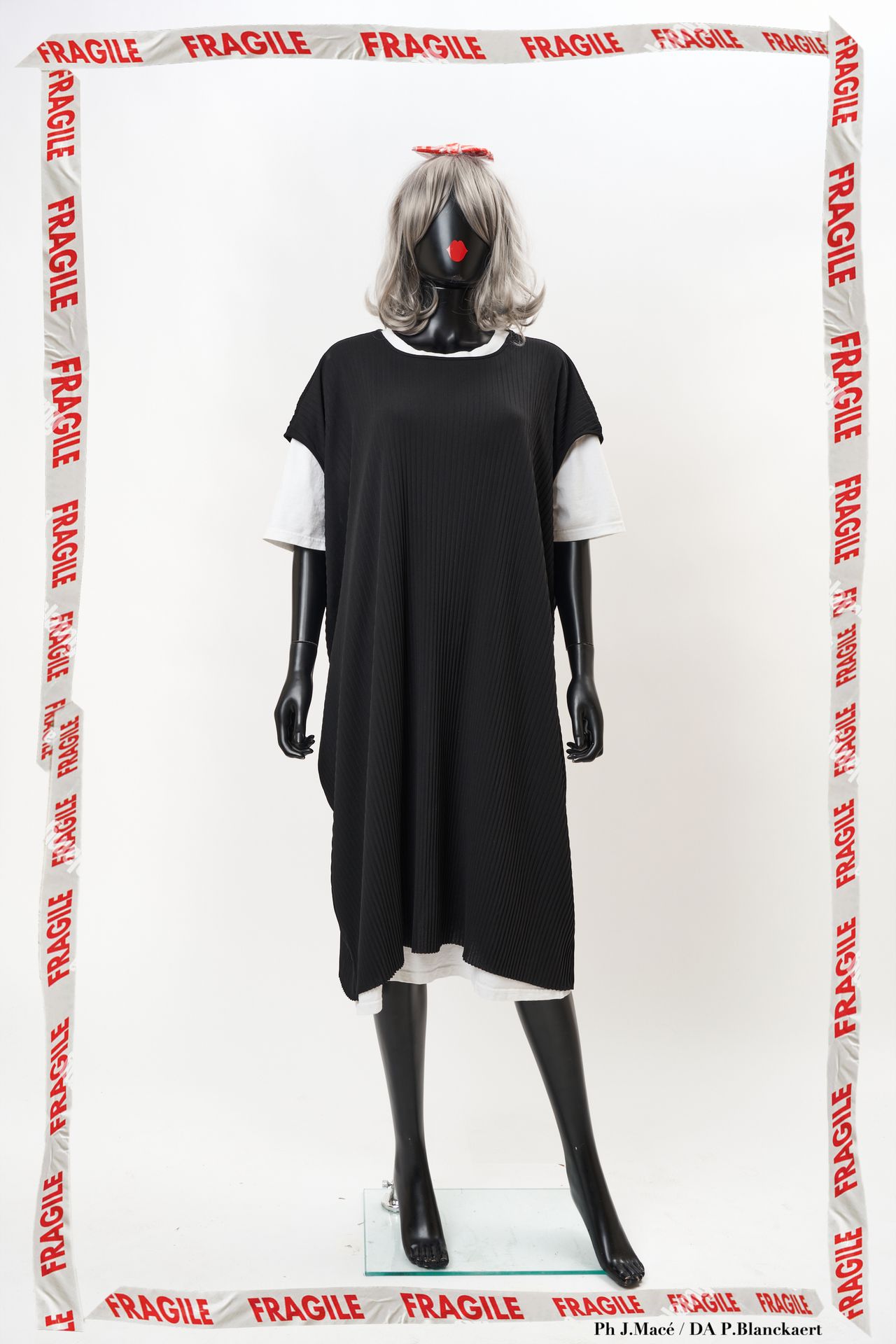 MAISON MARTIN MARGIELA Dress XXL 

in black pleated polyester with belt 

T I it