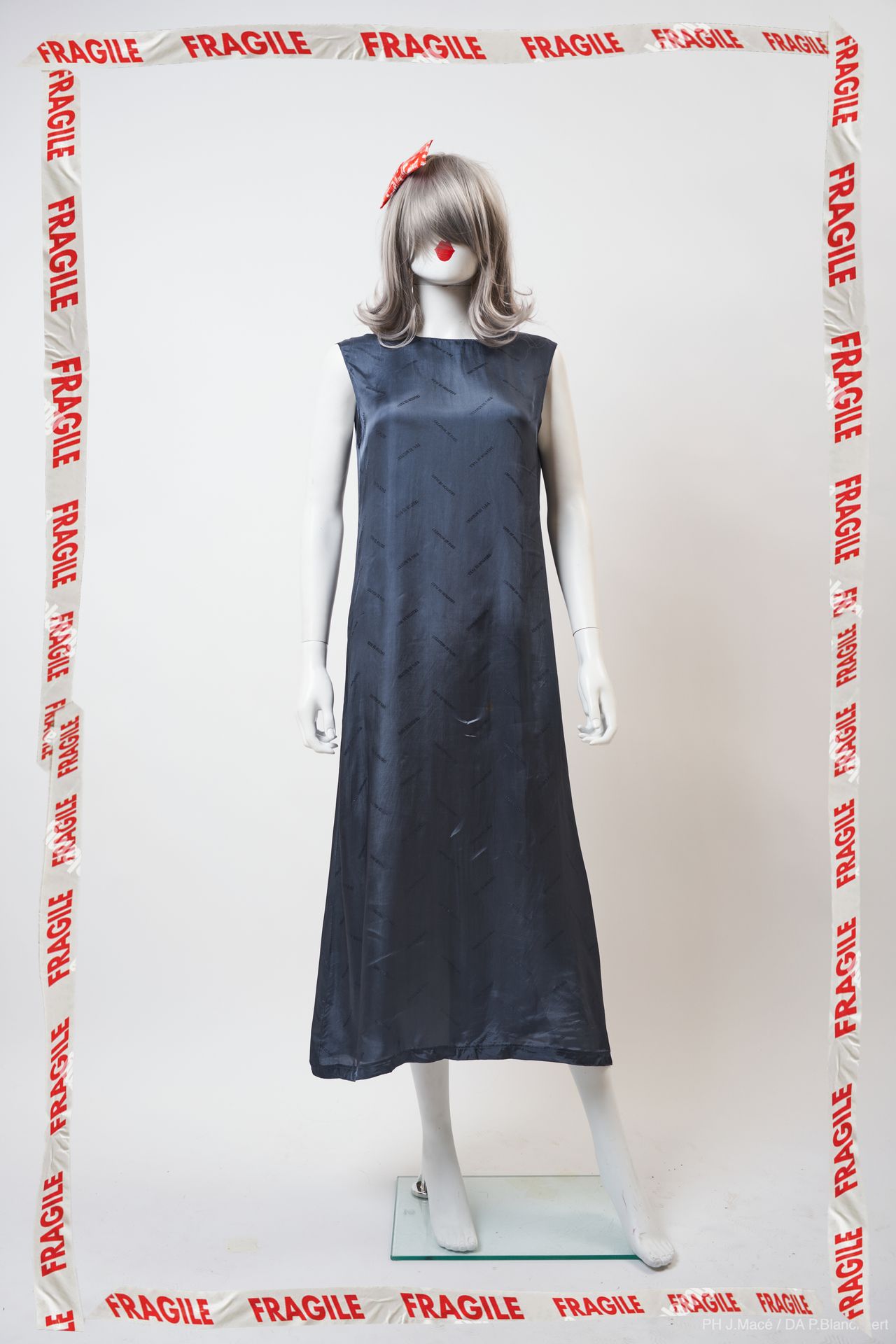 MAISON MARTIN MARGIELA Kleid 

aus mausgrauem Viskosefutter "Création de Paris".&hellip;