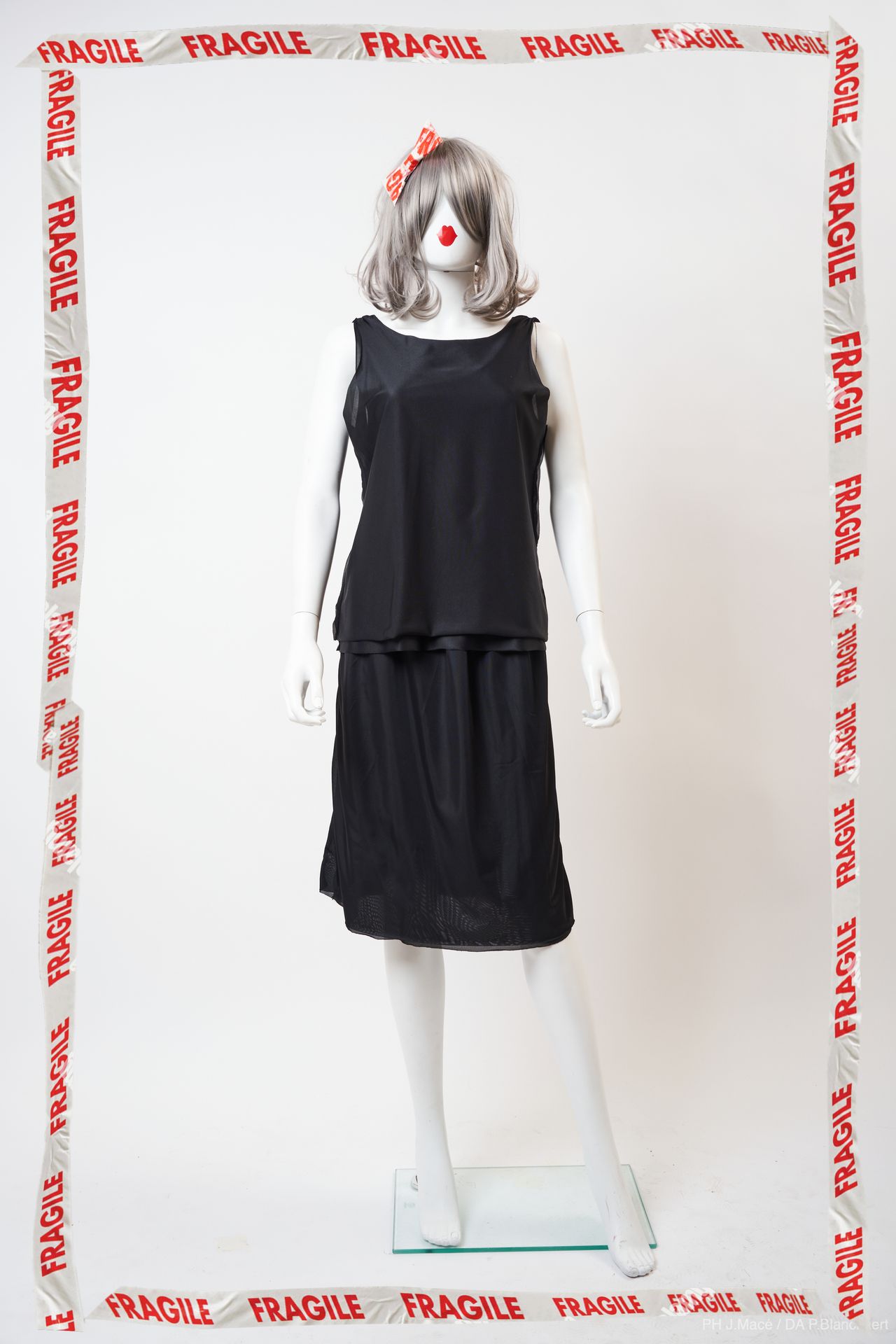 MAISON MARTIN MARGIELA 设置

黑色双层尼龙材质：裙子和背心

S 44 它