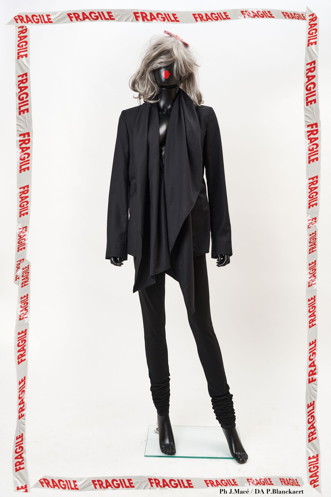 MAISON MARTIN MARGIELA Jacket

in black woolen cloth, scarf collar 

S 44 It