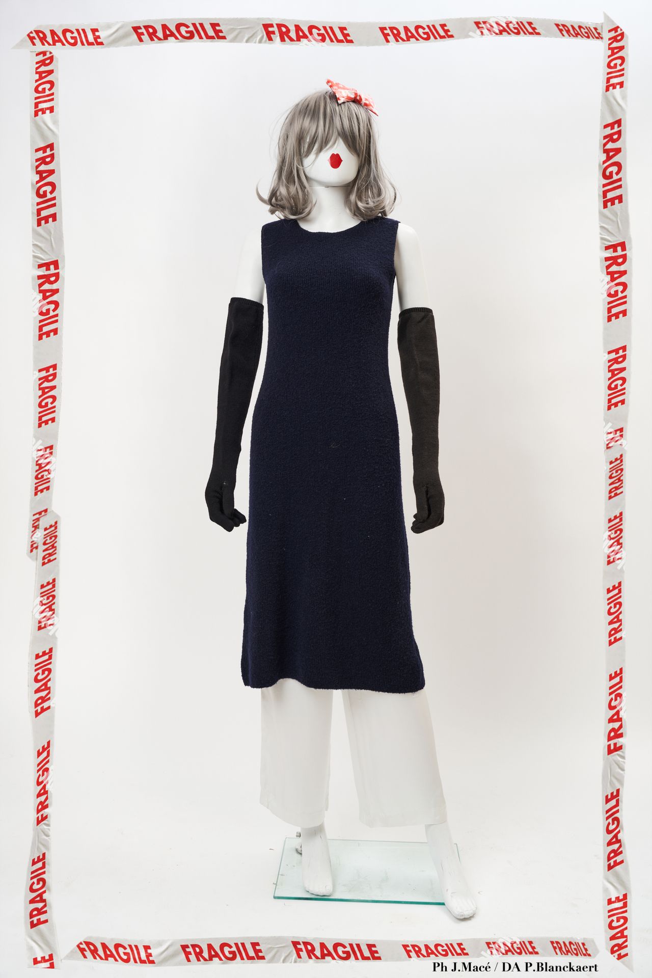 MAISON MARTIN MARGIELA Kleid 

aus Bouclé-Strick aus Wolle und Polyamid in Marin&hellip;