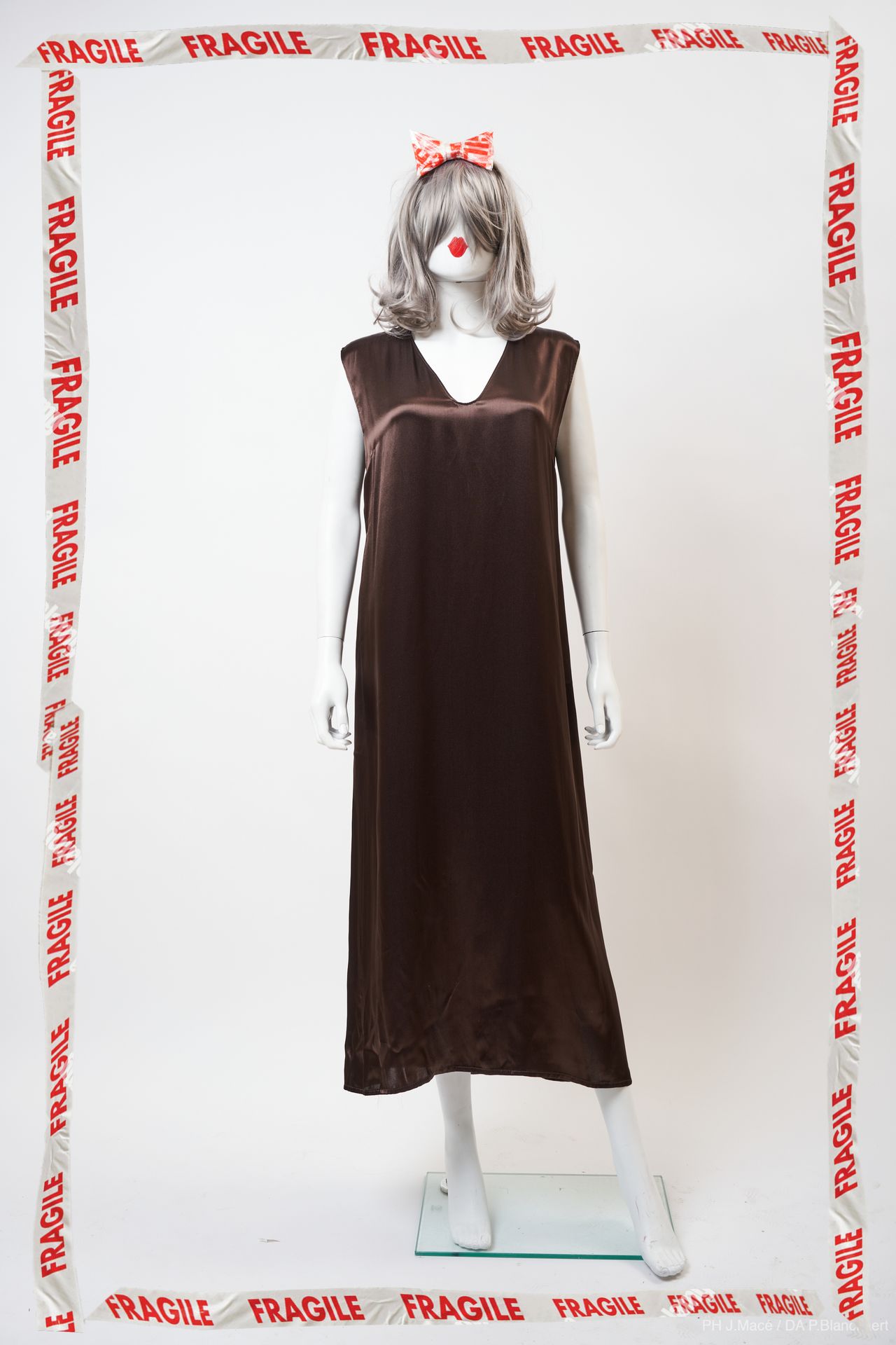 MAISON MARTIN MARGIELA Robe

longue en satin acétate et viscose chocolat

T 42 i&hellip;