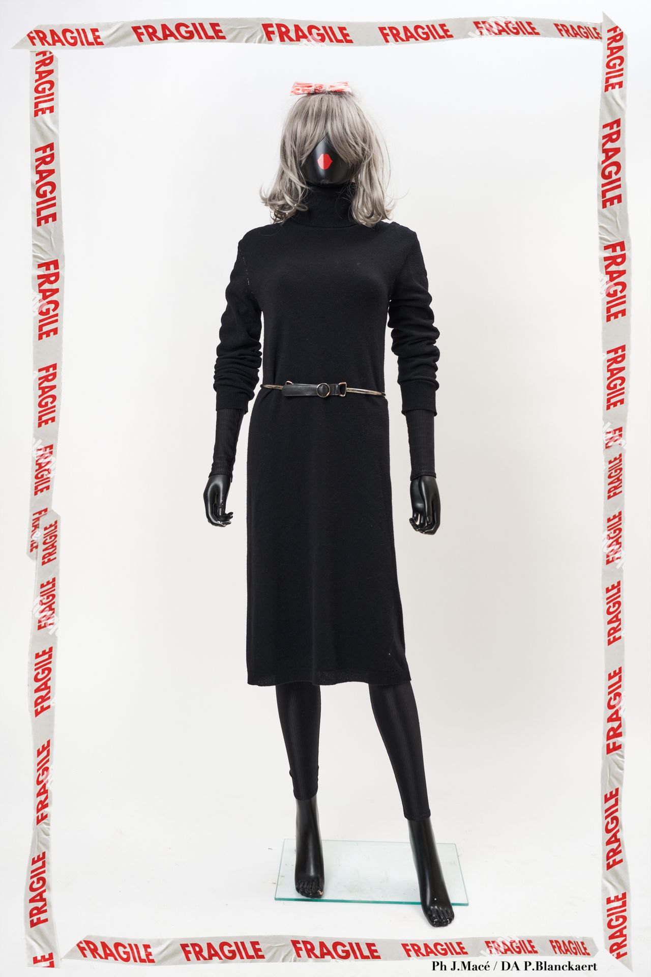 MAISON MARTIN MARGIELA Pulloverkleid 

mit Rollkragen aus schwarzem Wollstrick.
&hellip;