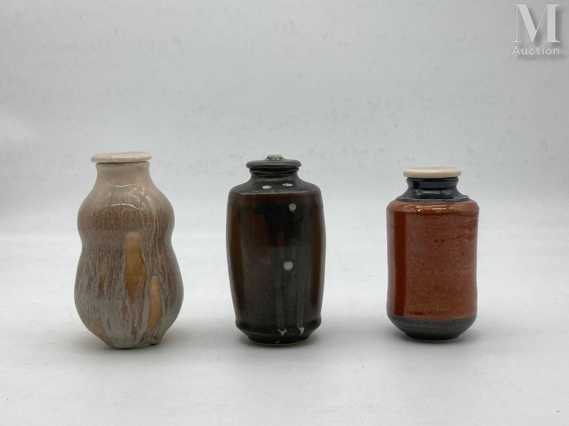 Null 米舍利娜-埃申布伦纳(Micheline ESCHENBRENNER) (1931 - 2018)

一套三个的花瓶

圆锥形的瓷瓶，颈部有折边，釉面&hellip;