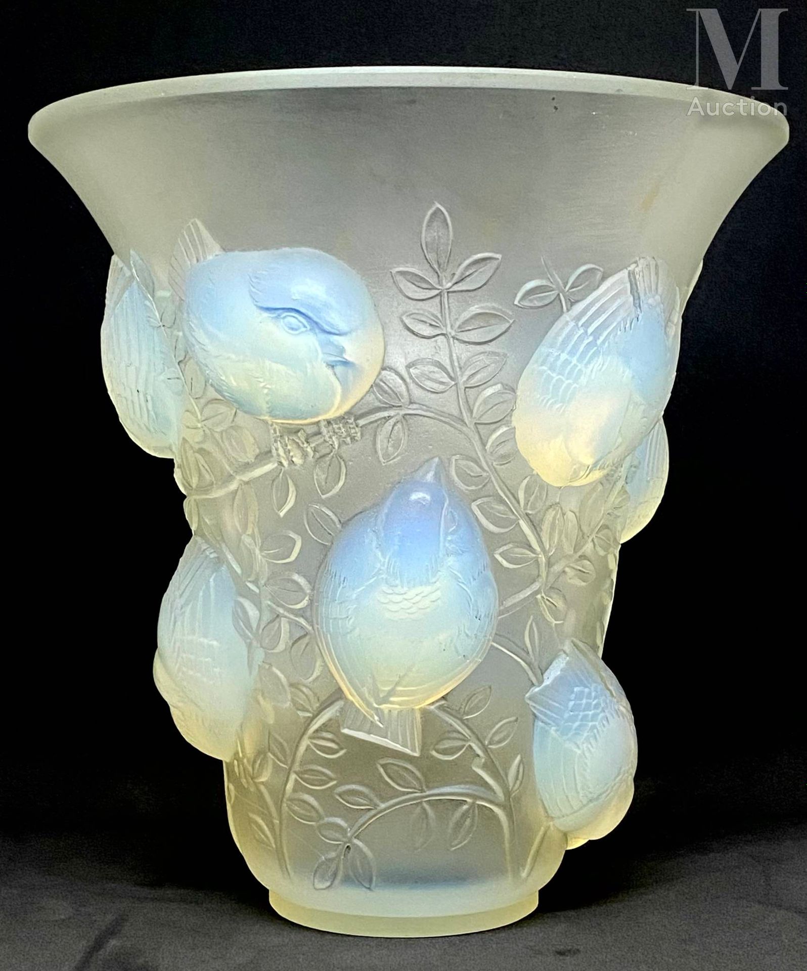 René LALIQUE (1860 - 1945) "圣弗朗西斯"



压制成型的玻璃花瓶，部分呈乳白色。

创建于1930年10月4日的模型在1947年后&hellip;