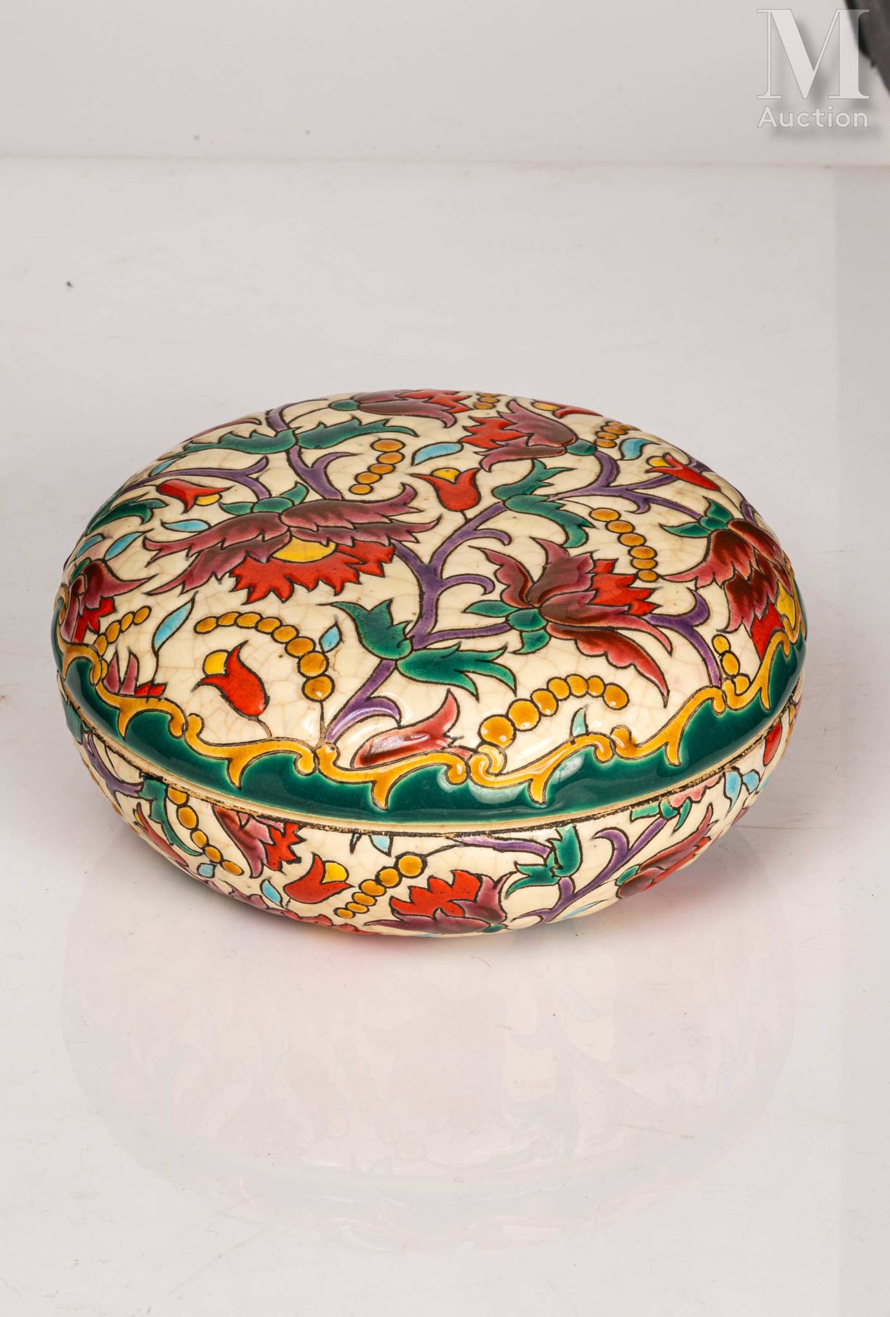 LONGWY 一个陶制糖果罐，有多色的风格化花卉图案的装饰。

底座下有 "Emaux Longwy décoré à la main "印章和 "Forme &hellip;