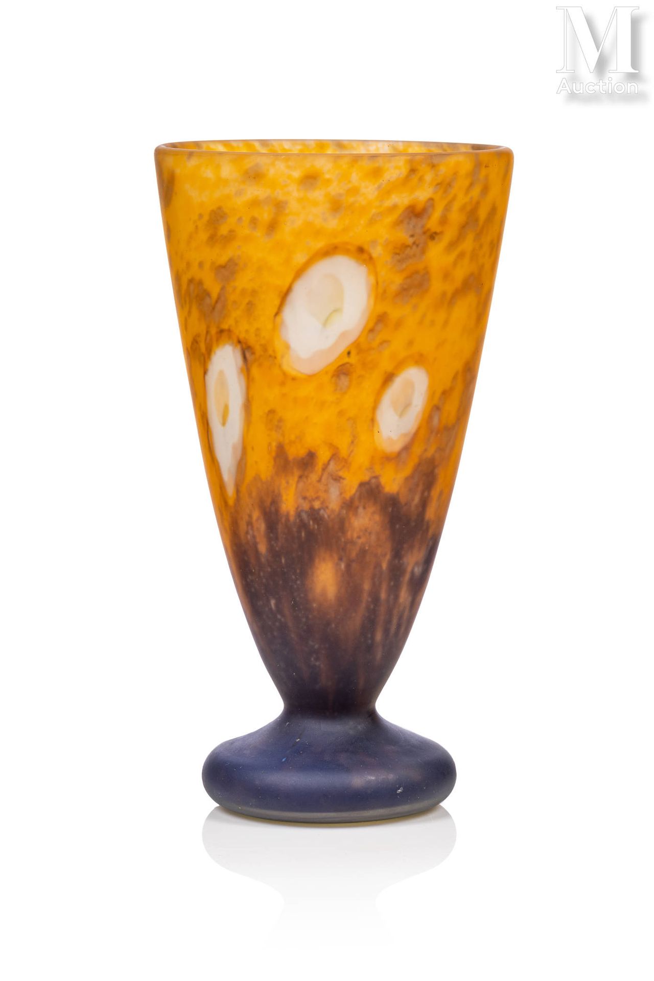 DAUM - Nancy 一个黄色和蓝色的有色玻璃花瓶，放在一个凹陷的圆形基座上。

底部有 "Daum # Nancy "的签名。

高：25厘米



由D&hellip;