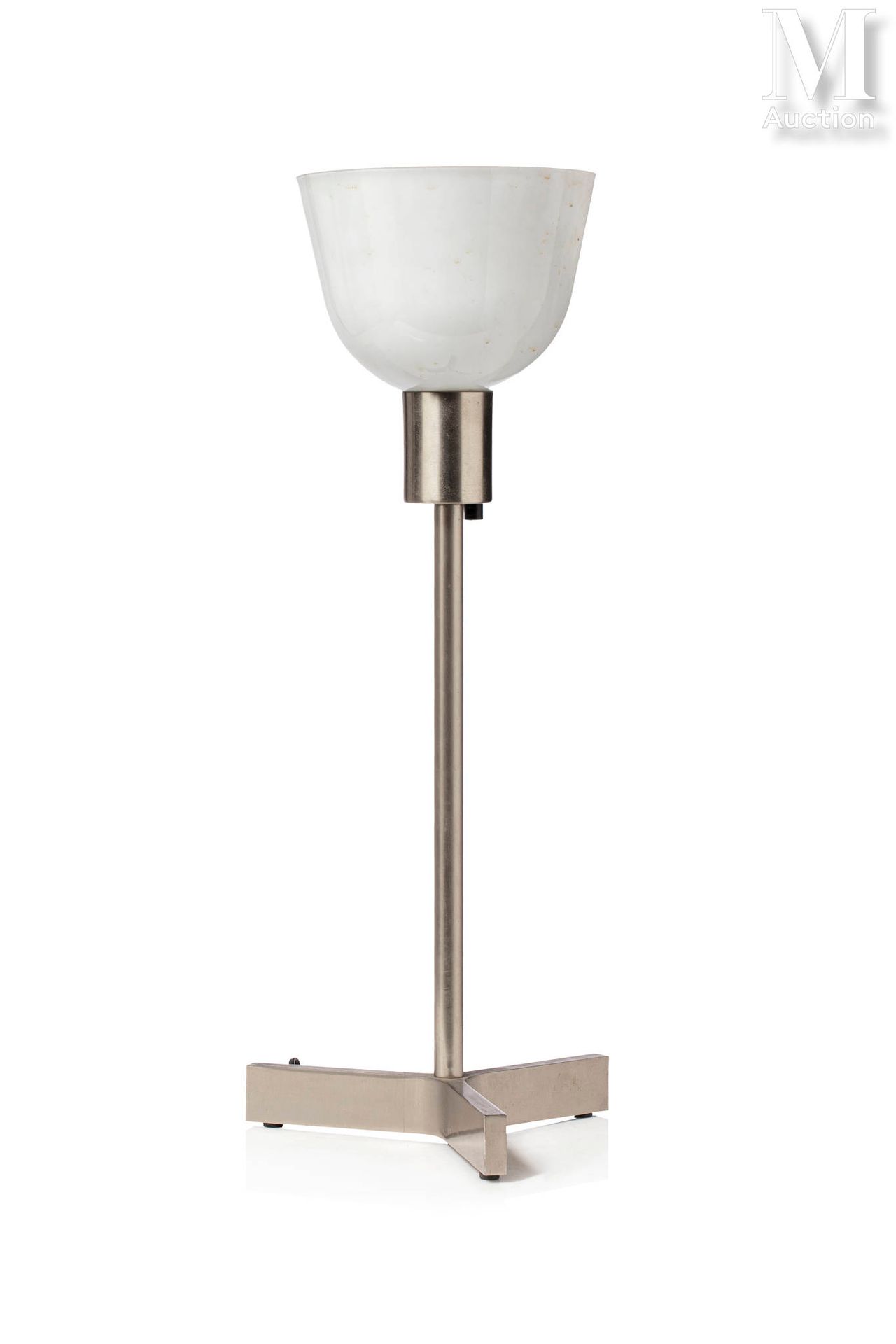 Null 罗杰-法特斯（20世纪）

"6111"

镀铬金属灯。白色乳白色的玻璃郁金香。

高：64.5厘米