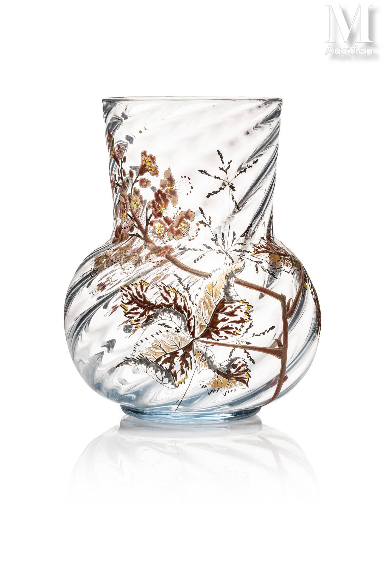 Emile GALLE (1846 - 1904) 一个罕见的月光玻璃花瓶，扭曲的形式，卵形的瓶身和宽直的瓶颈，在一个短圆的凹跟上。

丰富的多色珐琅装饰的叶子&hellip;