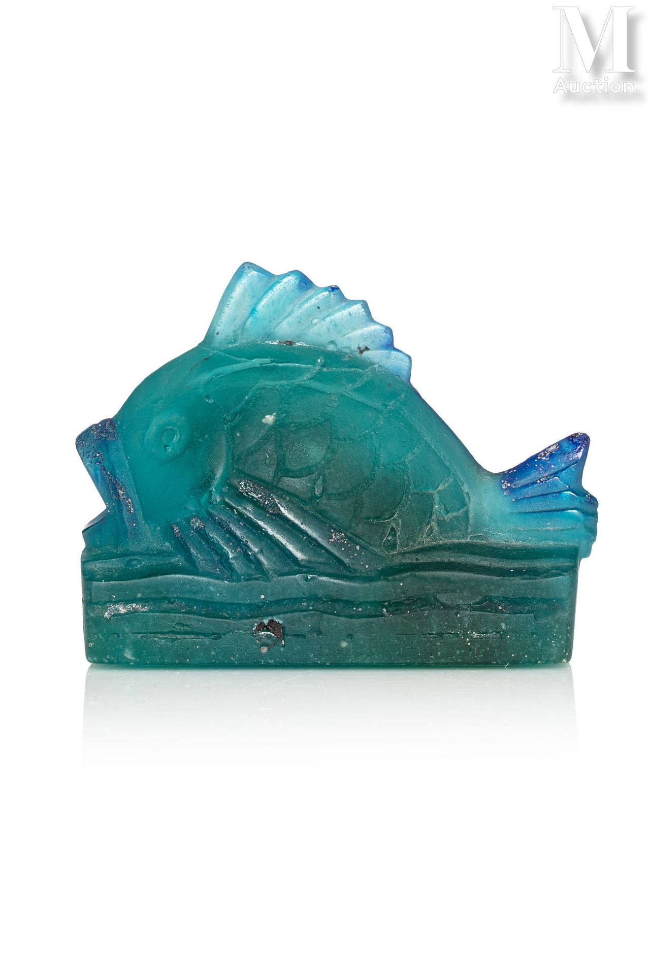 Amalric WALTER (1870 - 1959) 玻璃浆雕塑，表现一条从水中浮出的鱼，色彩强烈的蓝色和绿色。

签名为 "A.基座上的 "沃尔特"。

&hellip;