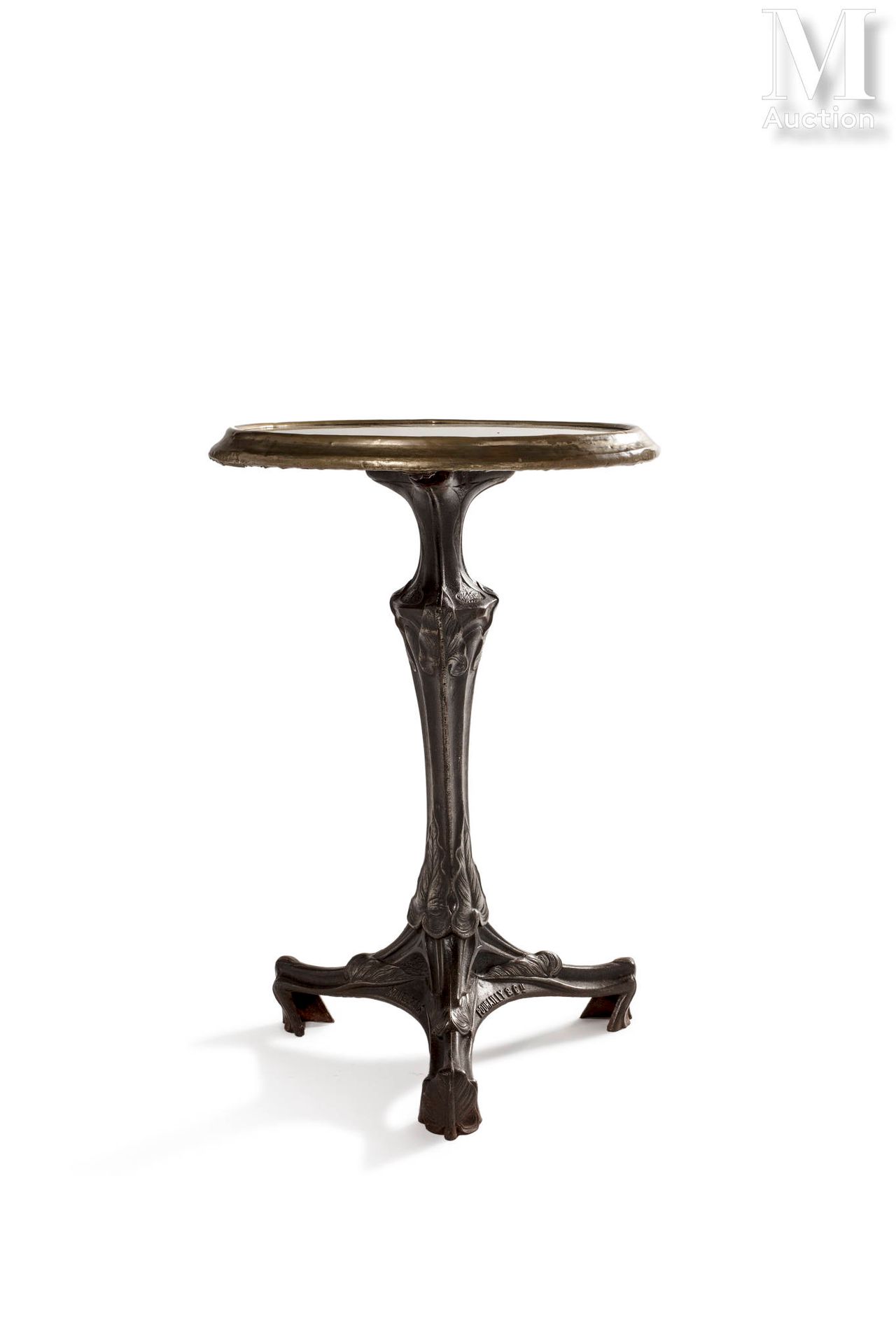 TRAVAIL ART NOUVEAU 基座桌，有一个圆形的镜面玻璃桌面，放在一个装饰有风格化植物图案的三脚架铸铁底座上。

标有 "Charlionais, &hellip;