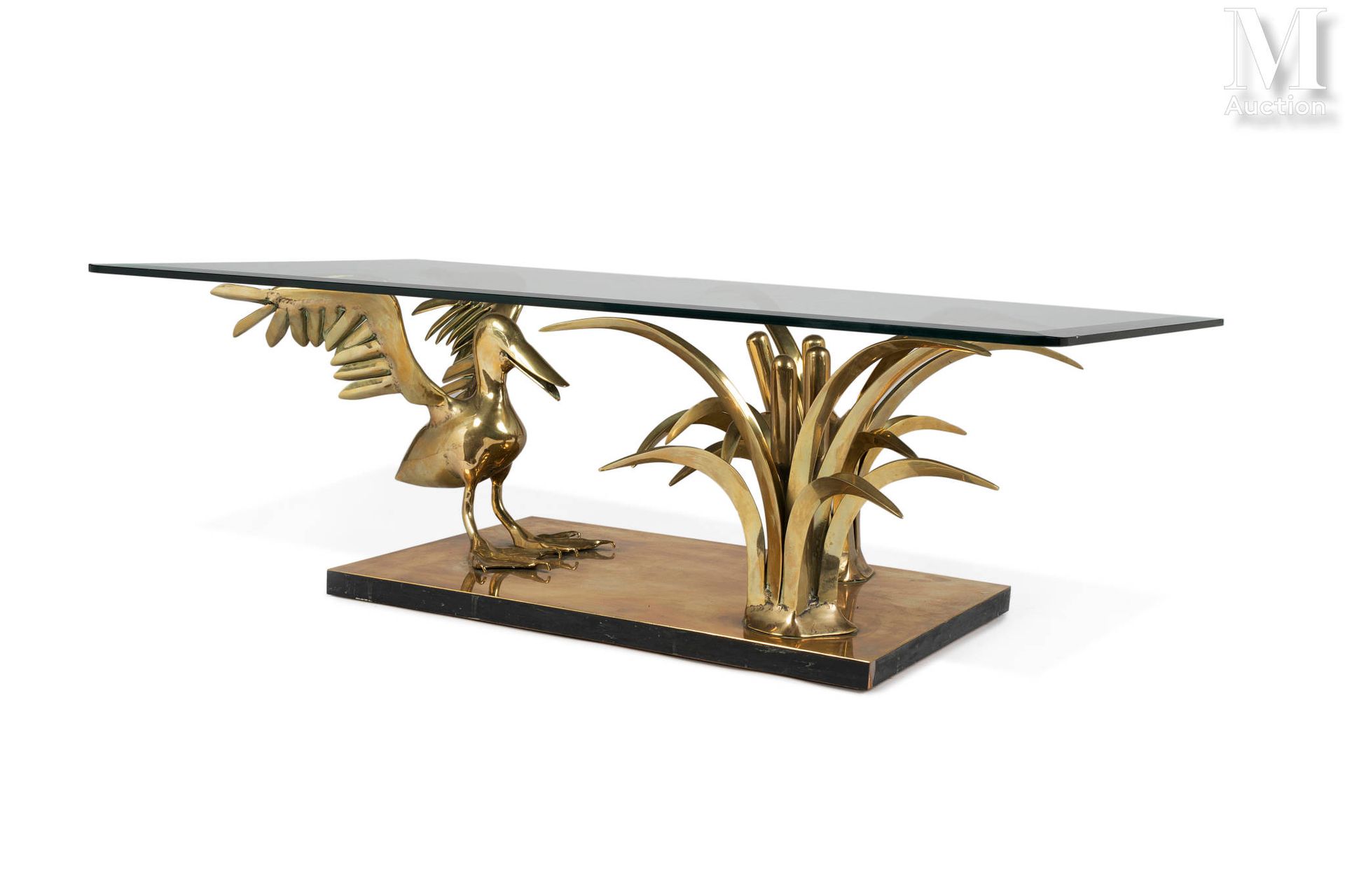 Null Christian TECHOUEYRES (XX - XXI)

黄铜和鎏金铜结构的矮桌，装饰有两棵棕榈树和一只造型鸟。

玻璃顶。

签名为 "C&hellip;