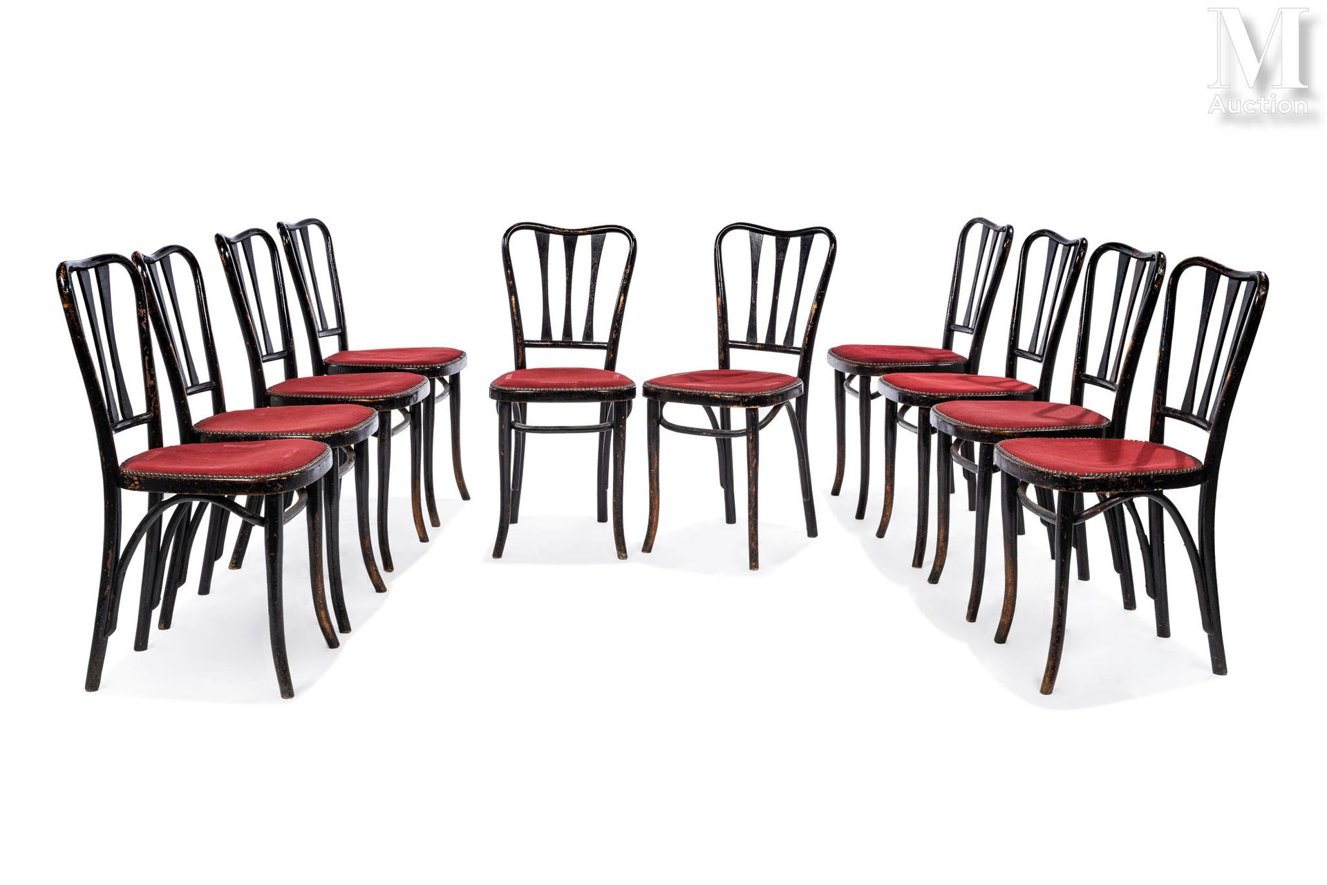 THONET 一套10把黑色漆面木椅，椅背为镂空，椅腿为弧形。座椅上覆盖着红色织物。

座椅栏杆下的出版商的标签。

88 x 40 x 42 厘米

(磨损)&hellip;