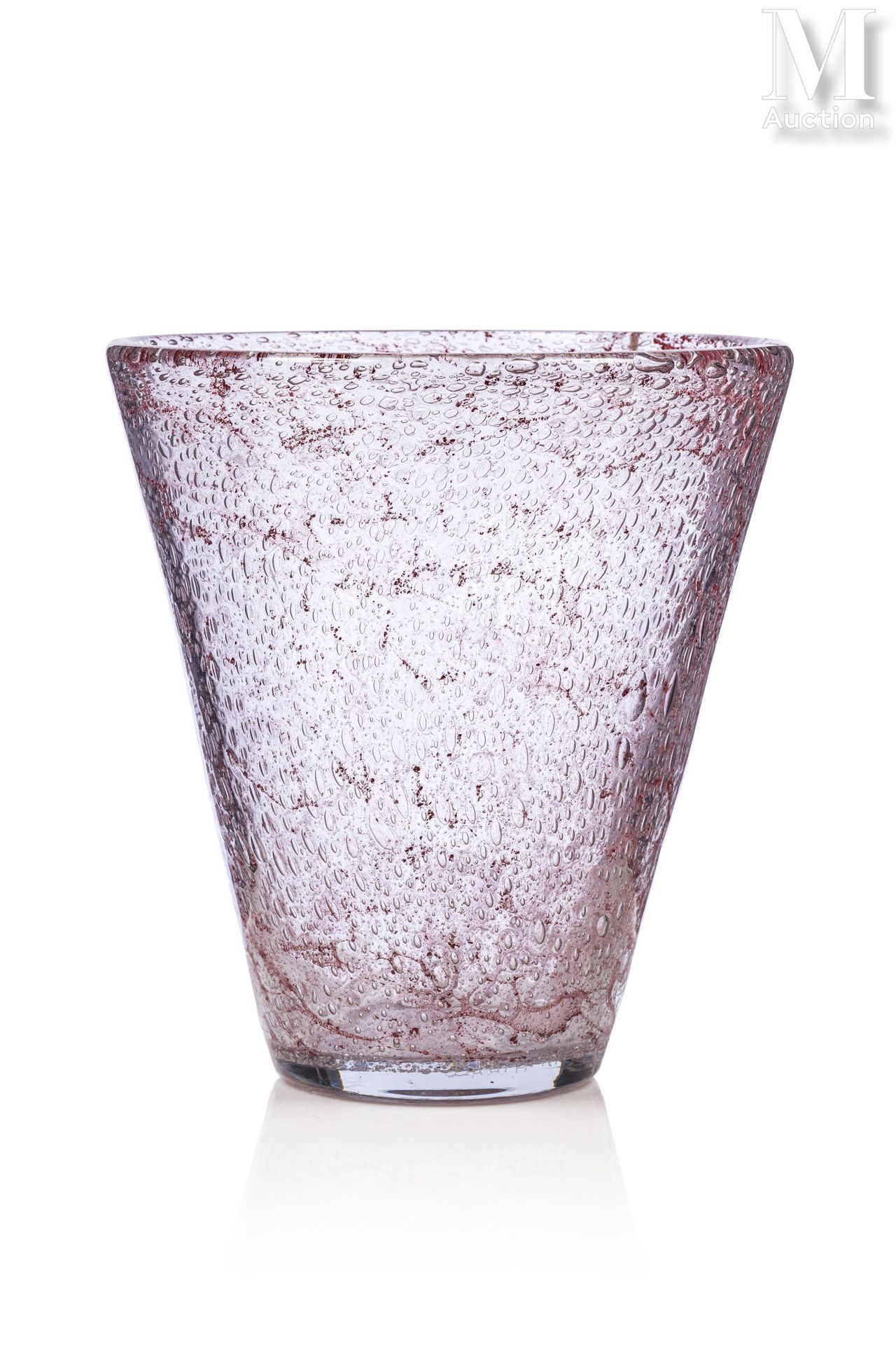 DAUM - Nancy FRANCE Vase en épais verre bullé à décor de poudres rouge-rosées.

&hellip;