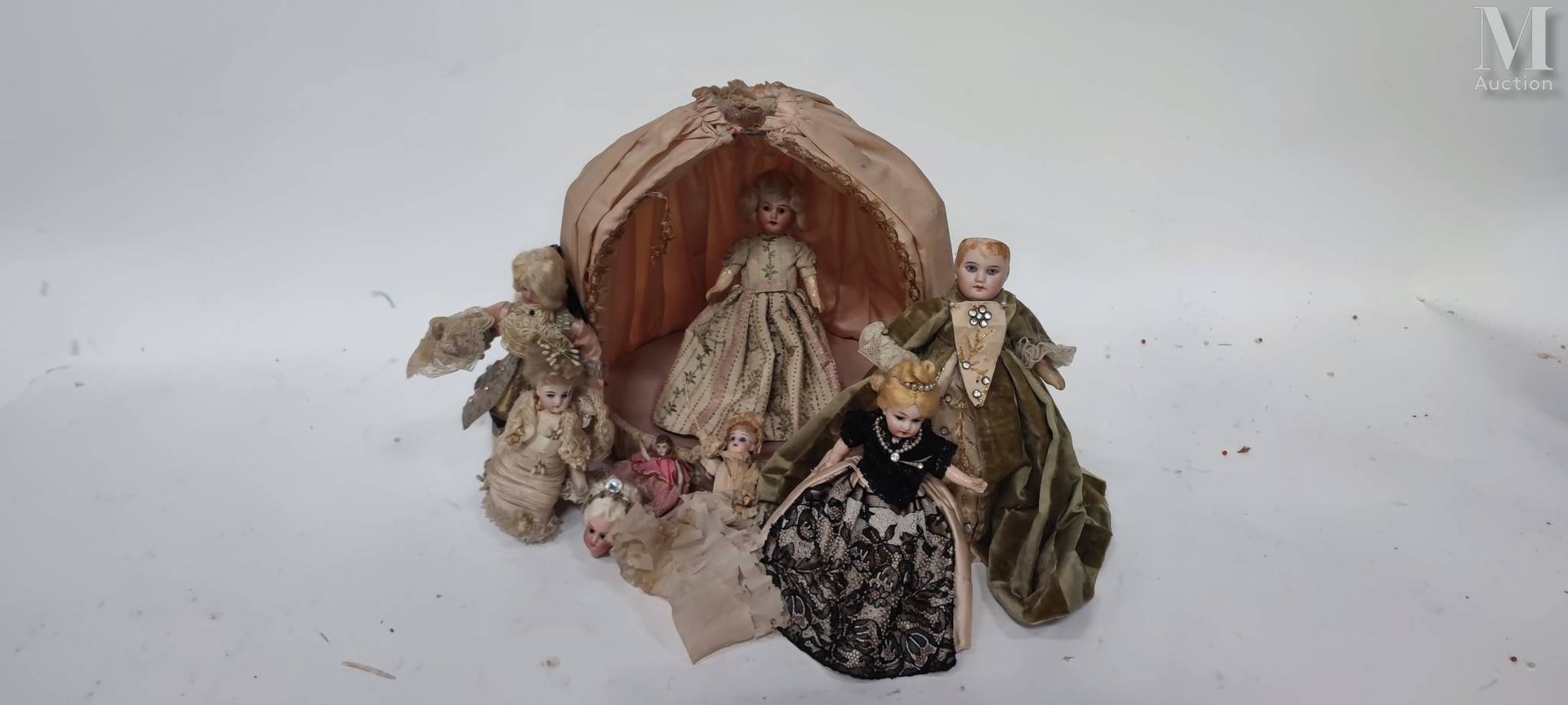 Lot de six poupées Mignonettes 头部为饼干色，手臂和身体为构图色。一个人打扮成新娘，其他人都是18世纪的风格。高：11至24厘米
&hellip;