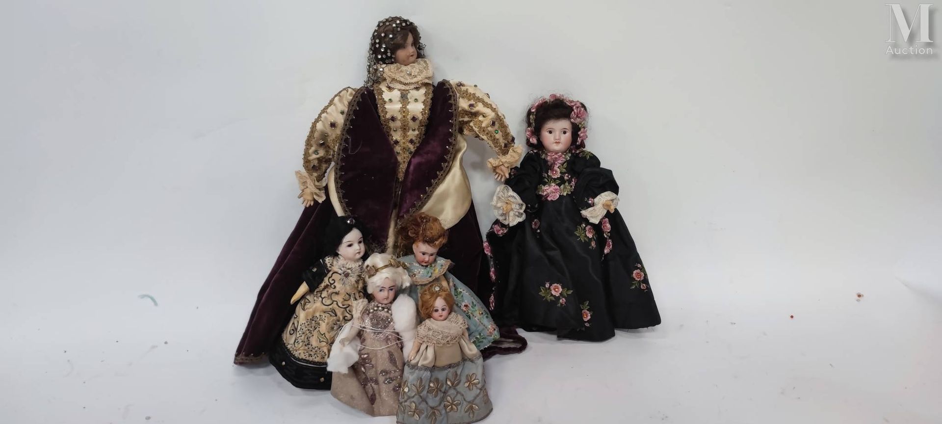 Lot de six poupées Mignonettes 头部为饼干色，手臂和身体为构图色。有些人穿着18世纪的风格。

高：12至29厘米。