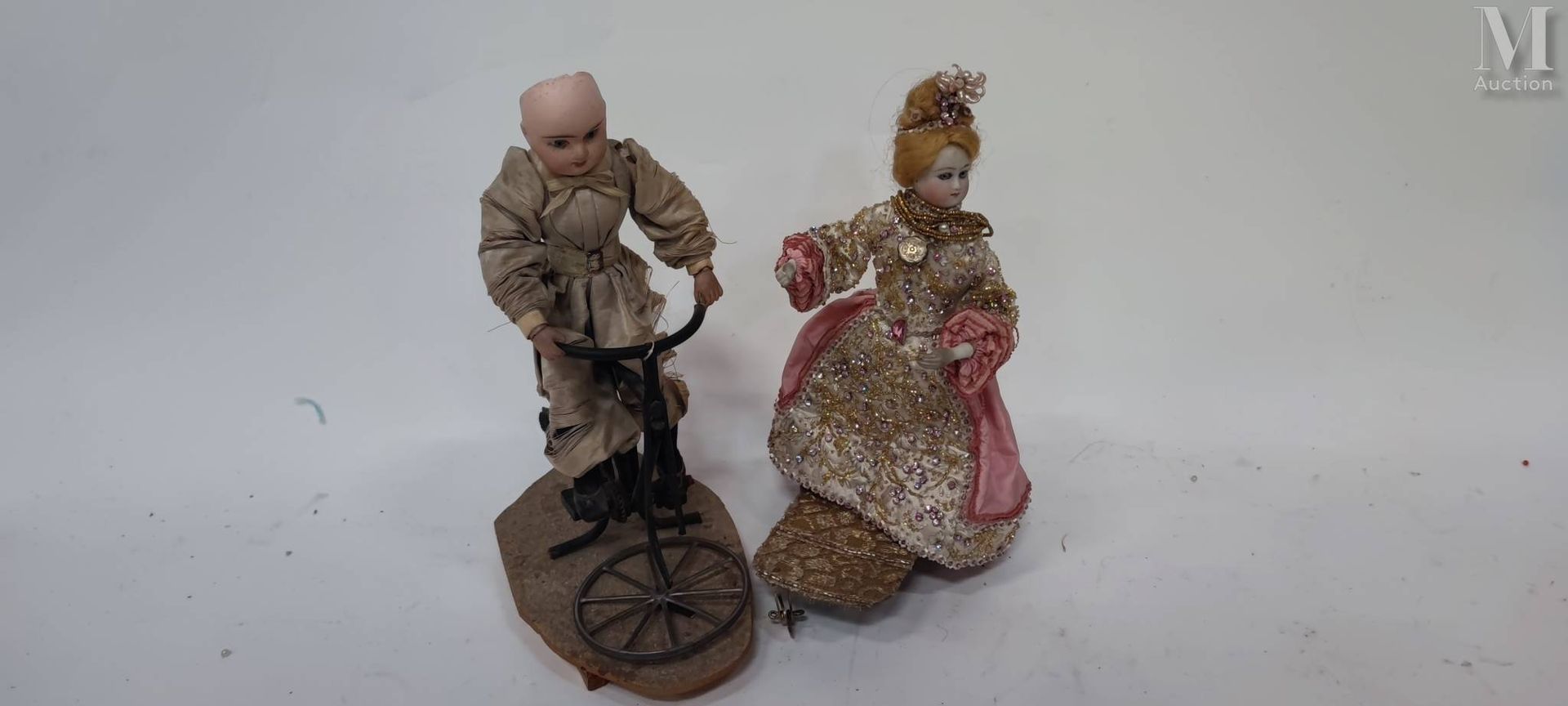 Deux jouets Eines mechanisch mit Puppe auf Sockel, Kopf und Arme aus Biskuit. 

&hellip;