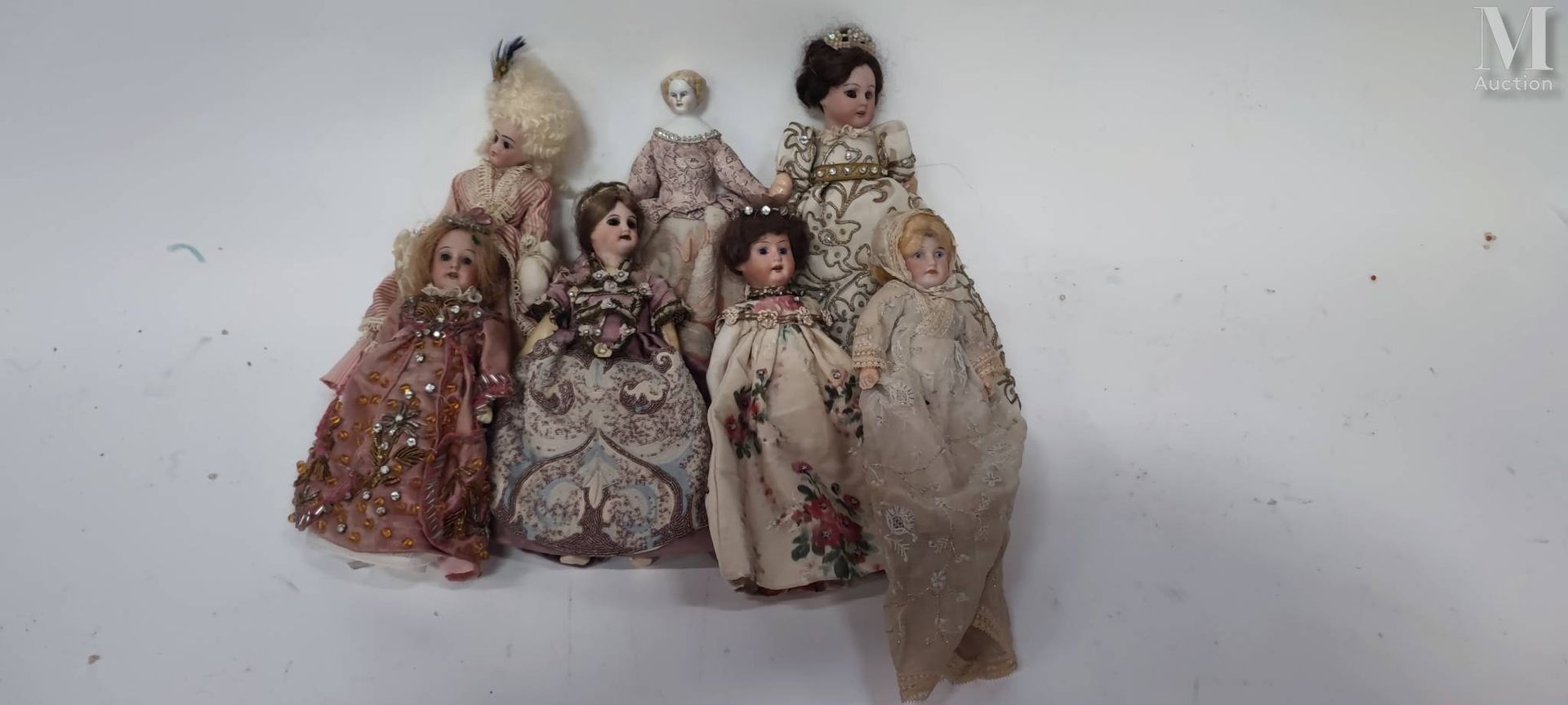 Lot de sept petites poupées et Mignonettes 头部为饼干状，身体为构件状。穿着18世纪的风格。

高：18至22厘米。