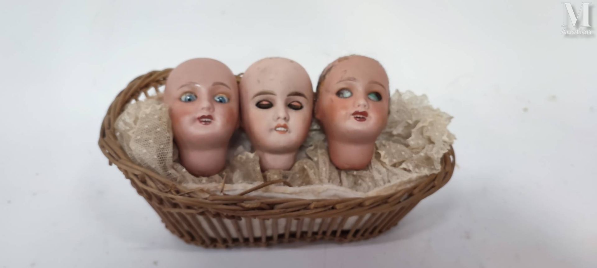 Trois têtes de poupées en biscuit Tra cui "Mon chéri LP Paris 2" e due teste di &hellip;