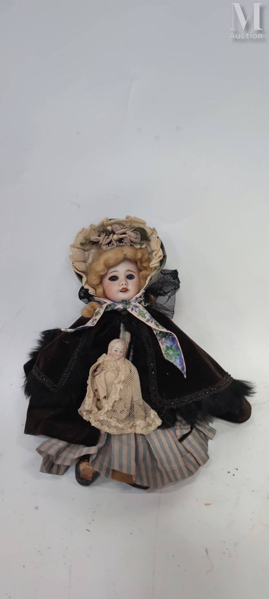 Petite poupée Française Avec tête en biscuit. Bouche ouverte

Yeux dormant bleus&hellip;