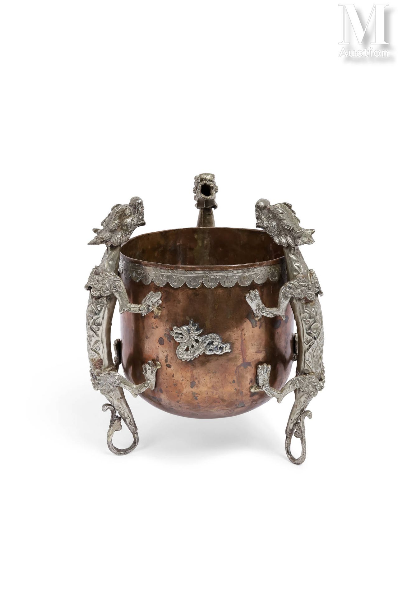 CHINE, XXe siècle 铜壶



有三条龙的装饰，支撑着这套装置。



高：23厘米 - 直径：15厘米 - 重量：1公斤