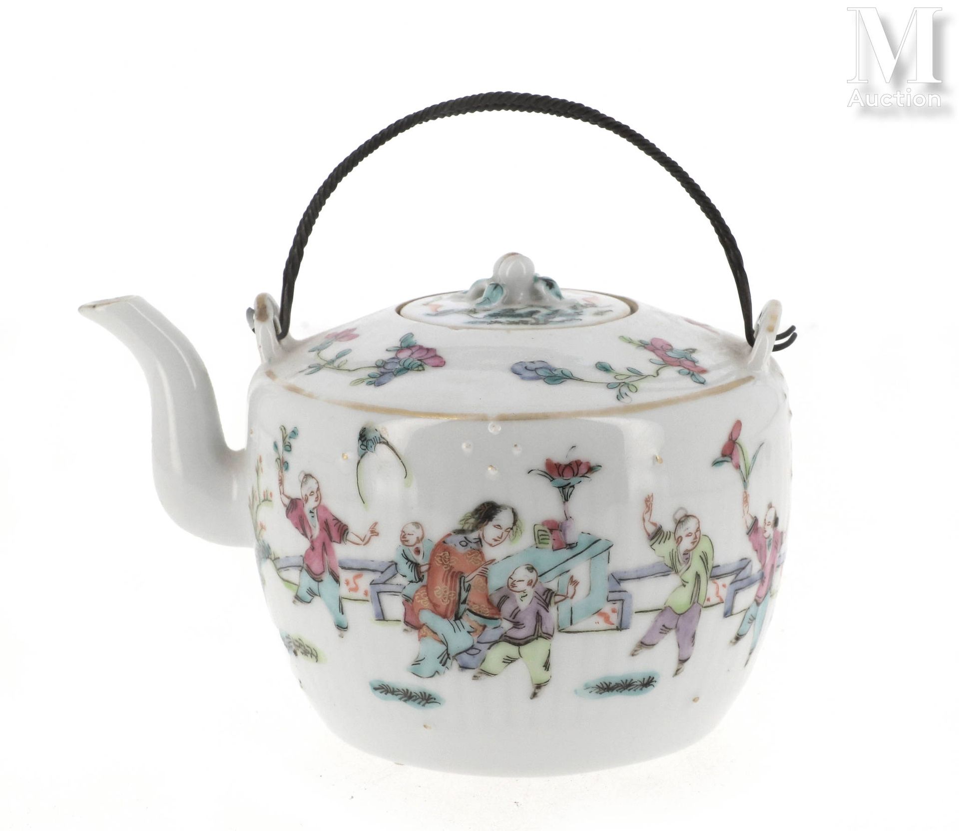 CHINE, XIXe siècle 瓷质茶壶



饰有多色珐琅的字符。



高度：12厘米

宽度：16厘米
