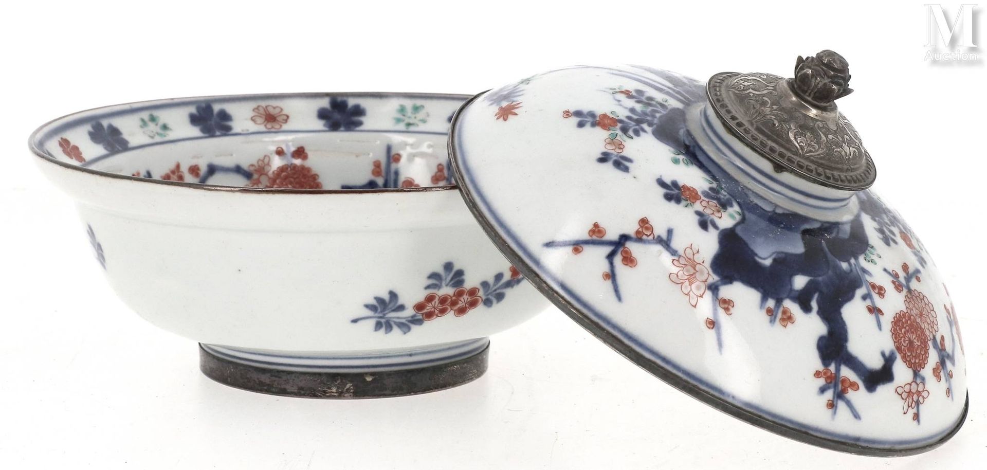 Japon, XVIIIe siècle Coupe couverte en porcelaine Imari



Hauteur : 15 cm

Diam&hellip;