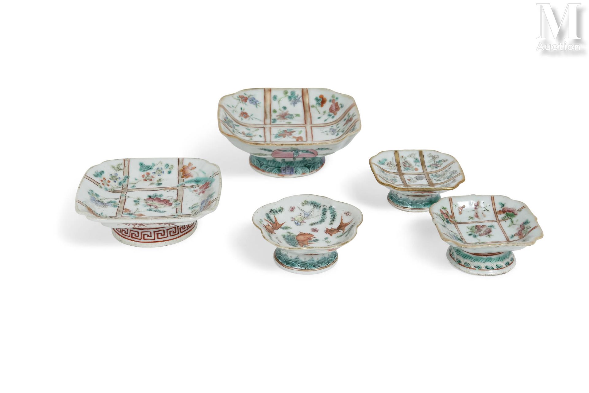 CHINE, XIXe siècle Set aus vier Schalen auf einem Porzellanfuß.



In viereckige&hellip;