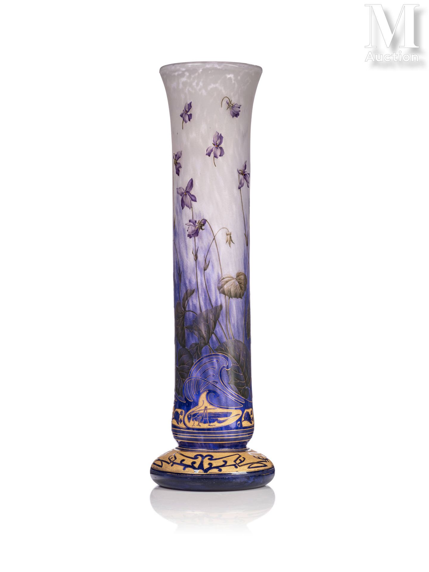 DAUM - Nancy "紫罗兰 "花瓶



一个大型的截顶圆锥体花瓶，有一个外翻的颈部和一个圆形的底座，采用多层玻璃。

精心雕刻和上釉的多色装饰，在白色&hellip;