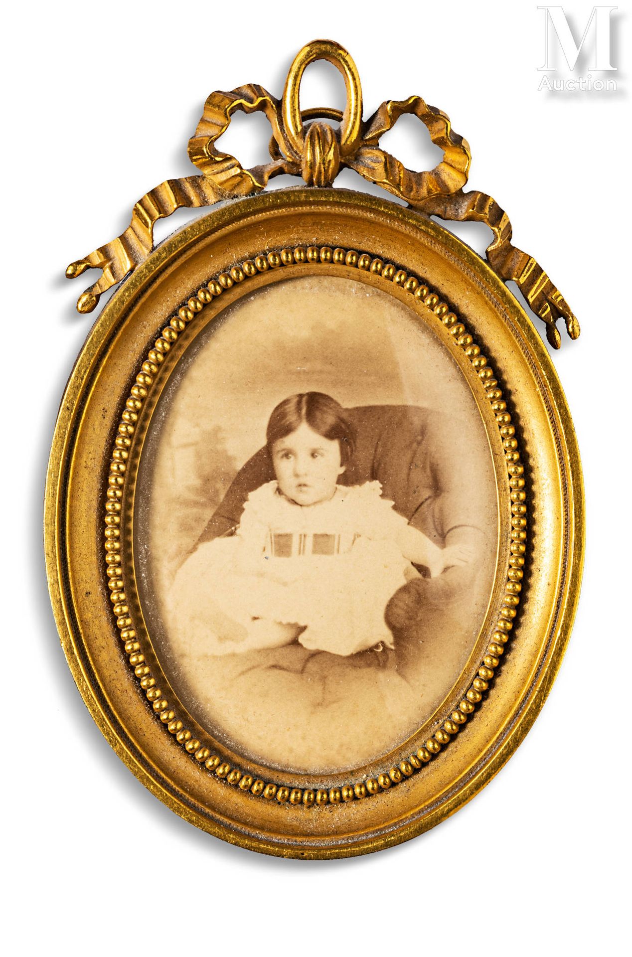 Portrait photographique ovale d’un enfant assis dans un fauteuil. Conservé dans &hellip;