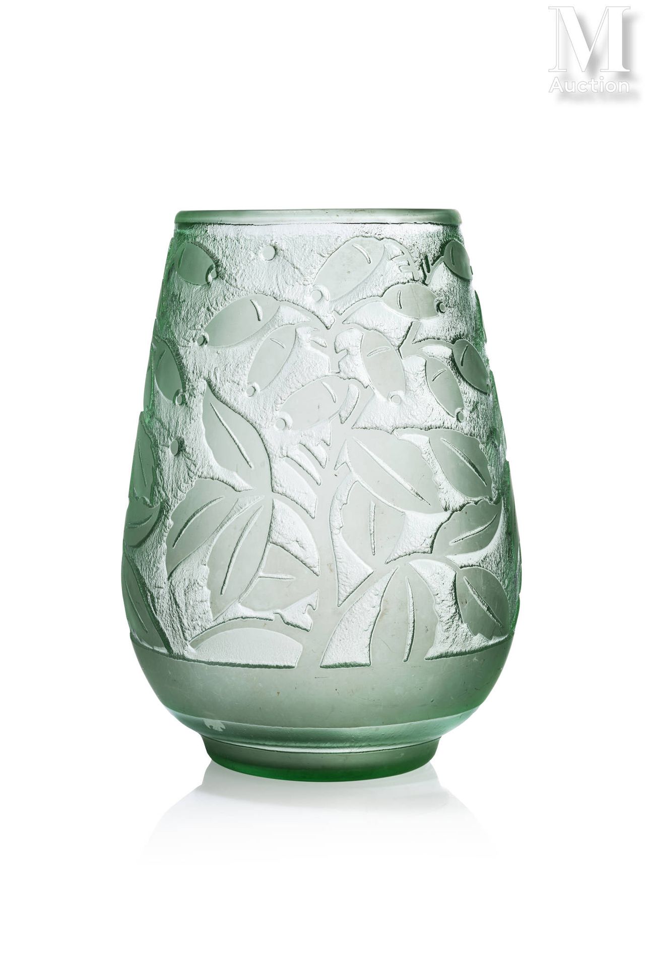 DAUM - Nancy 一个绿色有色玻璃卵形花瓶，上面有酸蚀的风格化花卉图案的装饰。

署名 "Daum # Nancy France"。

高：35厘米，深&hellip;