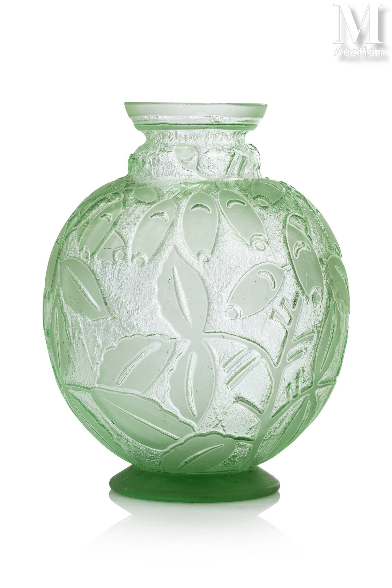 DAUM NANCY 绿色有色玻璃花瓶，窄颈，刻有风格化的花卉图案的装饰。

签名："Daum Nancy France"。

高：23厘米

(微型芯片)

&hellip;