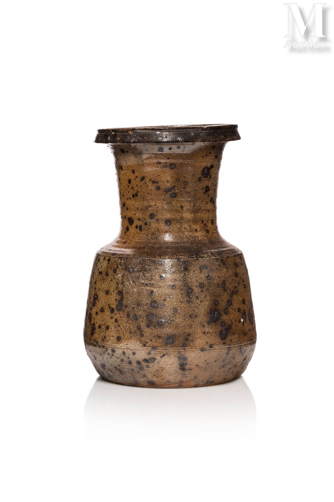Gustave TIFFOCHE (1930 - 2011) 盐渍炻器花瓶，呈柱状，窄颈，宽口，赭褐色的盖子上有黑色的斑点。

底座下有空心签名 "Tiffoc&hellip;