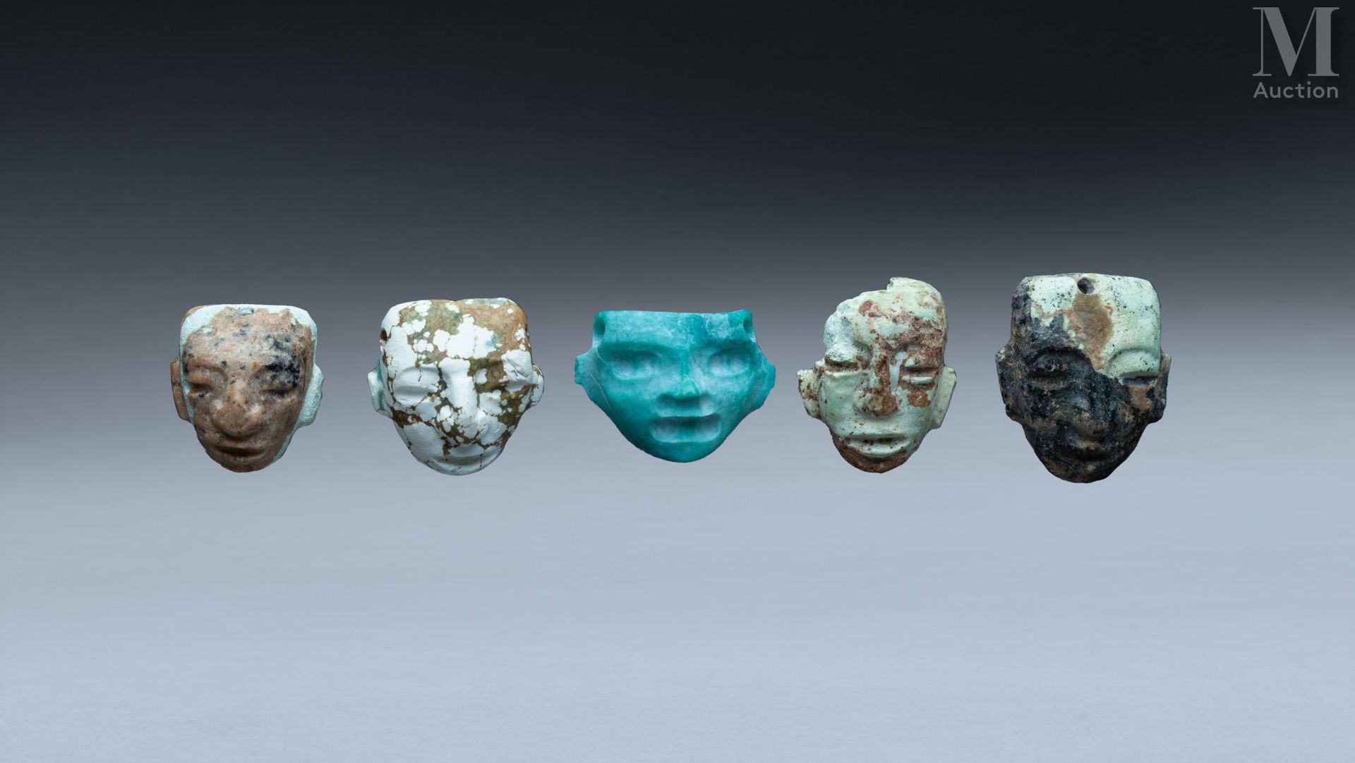 Cinq petits masques diminutifs 有着额头后移的领主面孔，长方形的耳朵和象形的脸，每个人都有不同的表情。

雕刻、抛光、穿孔和风化的&hellip;