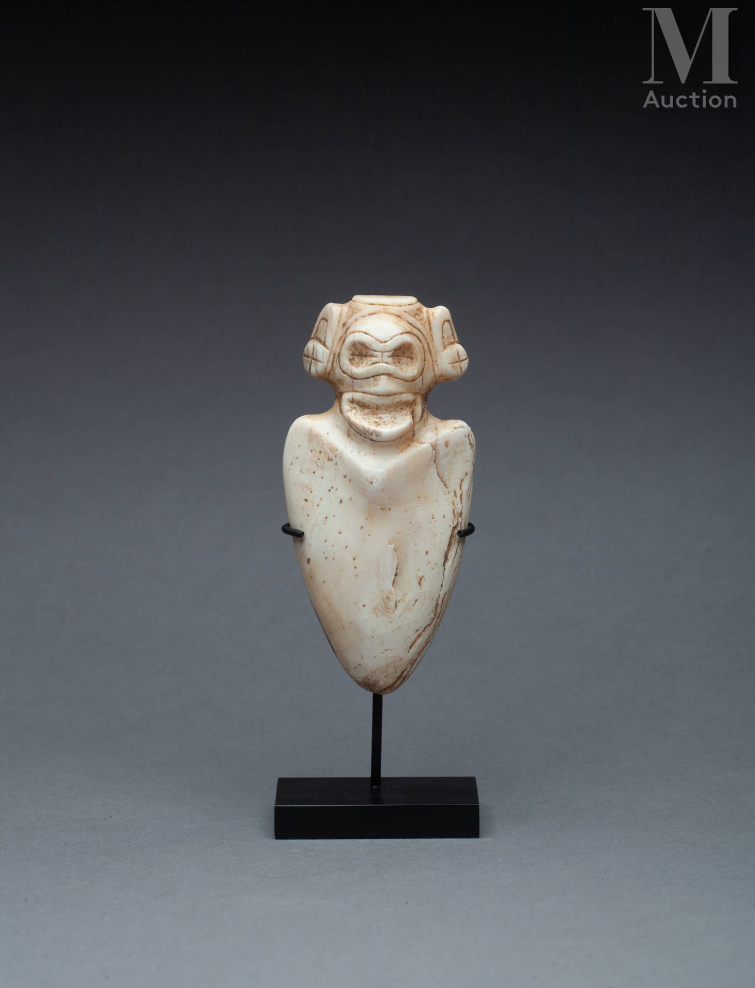 Figure anthropomorphe (Taïno) presenting a bust of a zemi deity, the ears adorne&hellip;