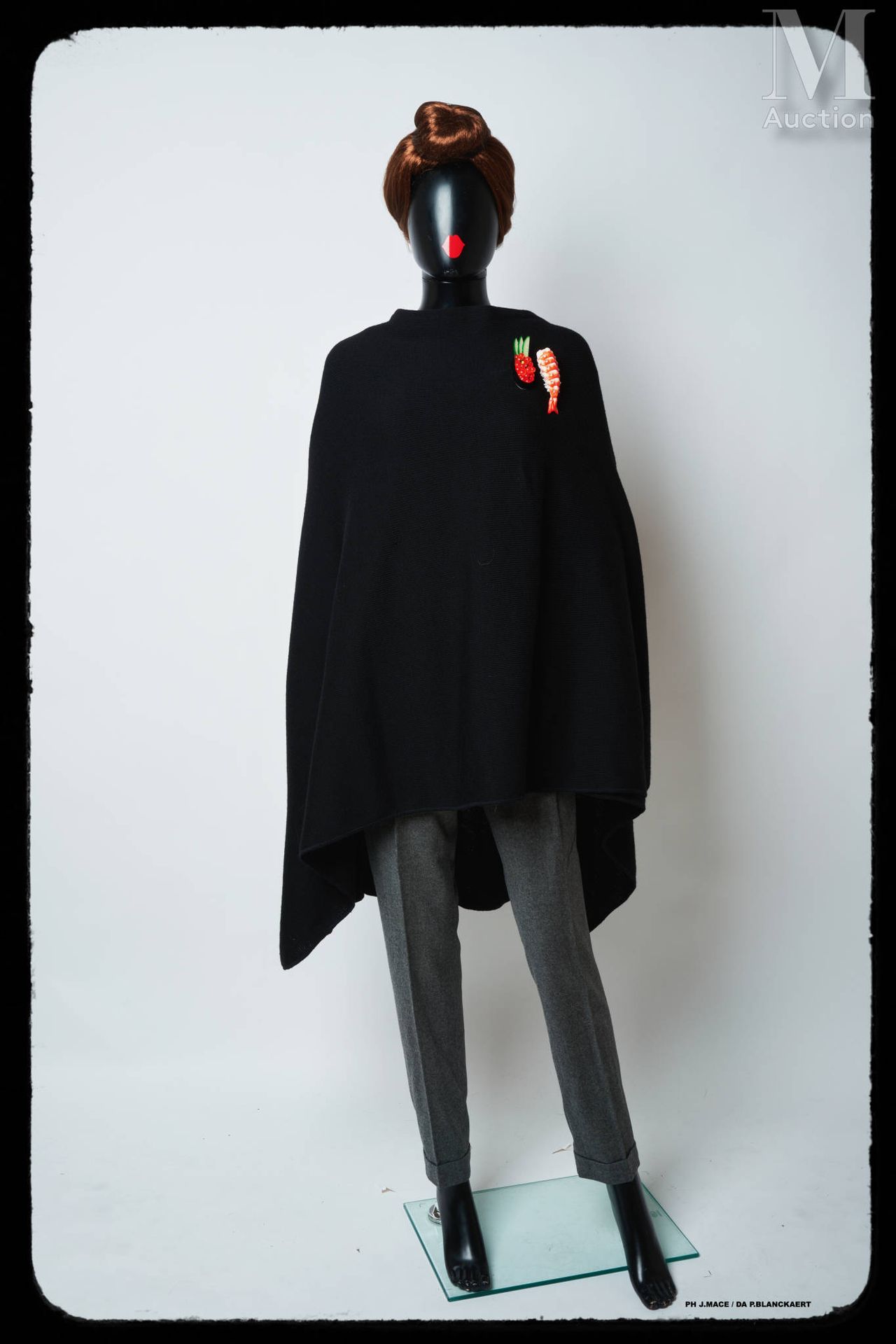 SAINT LAURENT RIVE GAUCHE - 1980's Cape-châle



en tricot de laine noir

Quelqu&hellip;
