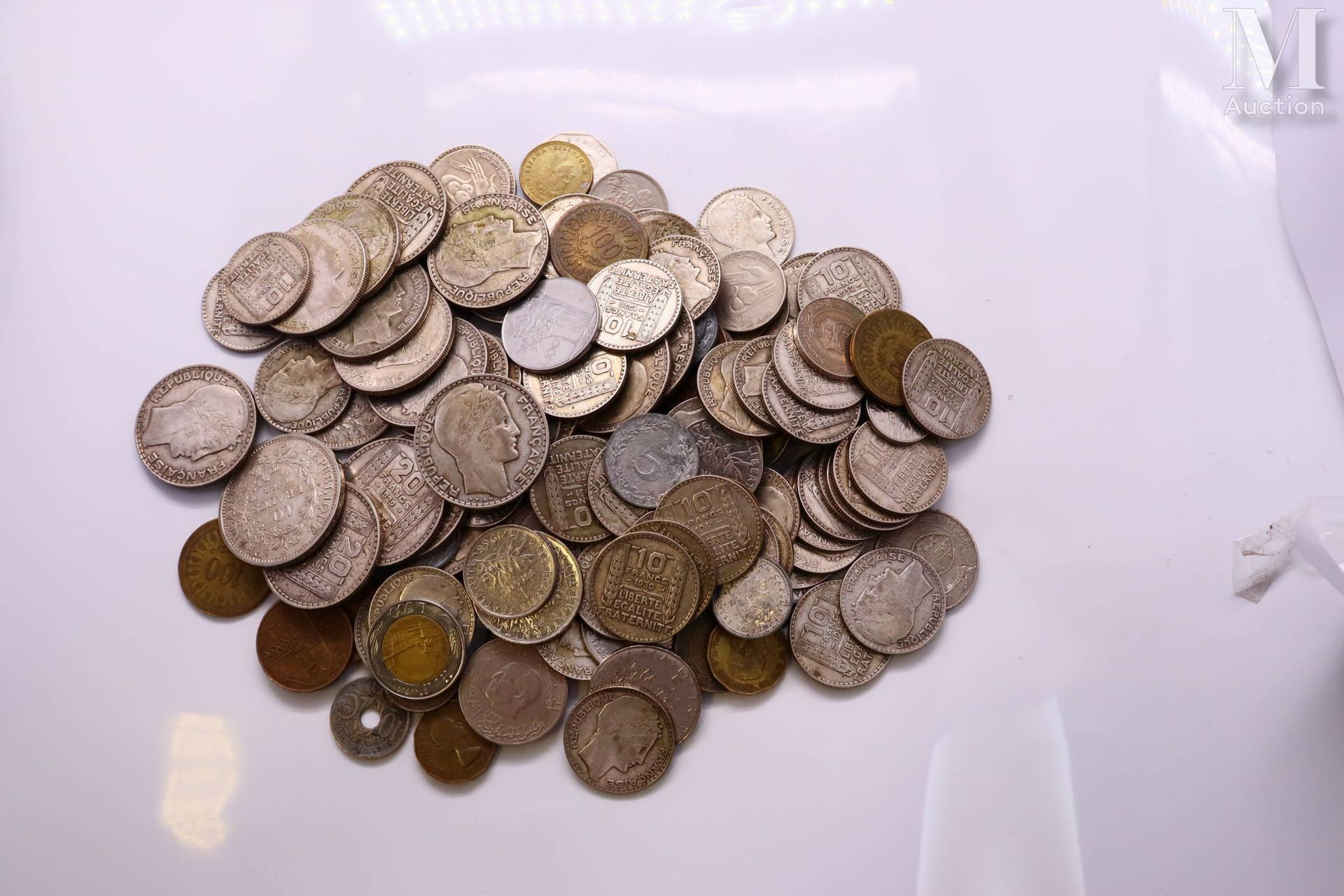 Monde - Divers Important lot de monnaies comprenant :

-Trois 10 Francs Hercule
&hellip;