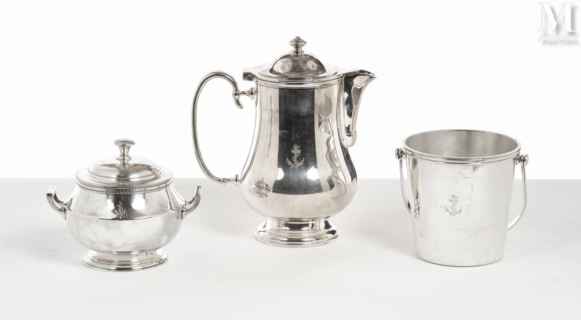 Marine Nationale Lot including:
Christofle silver plated ice bucket 
H: 12,5cm 
&hellip;