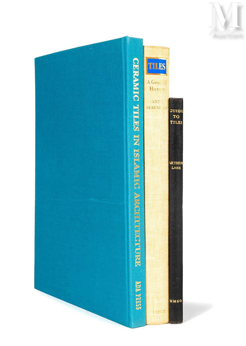 BERENDSEN (A.). 瓷砖。通史》。伦敦，Faber and Faber，1967。

四开本，米色烫金板，大量彩色复制品。
还包括。
- ONEY &hellip;