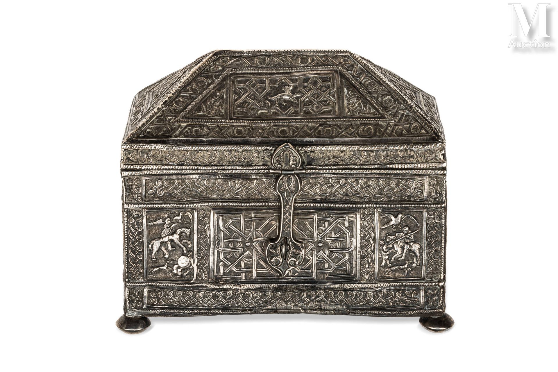 Coffret au cavalier 北非（？），19世纪

长方形的碗放在四个球状的脚上，有一个铰链式的镂空盖子，由浮雕和刻花银制成。装饰由交错的星形多边形&hellip;