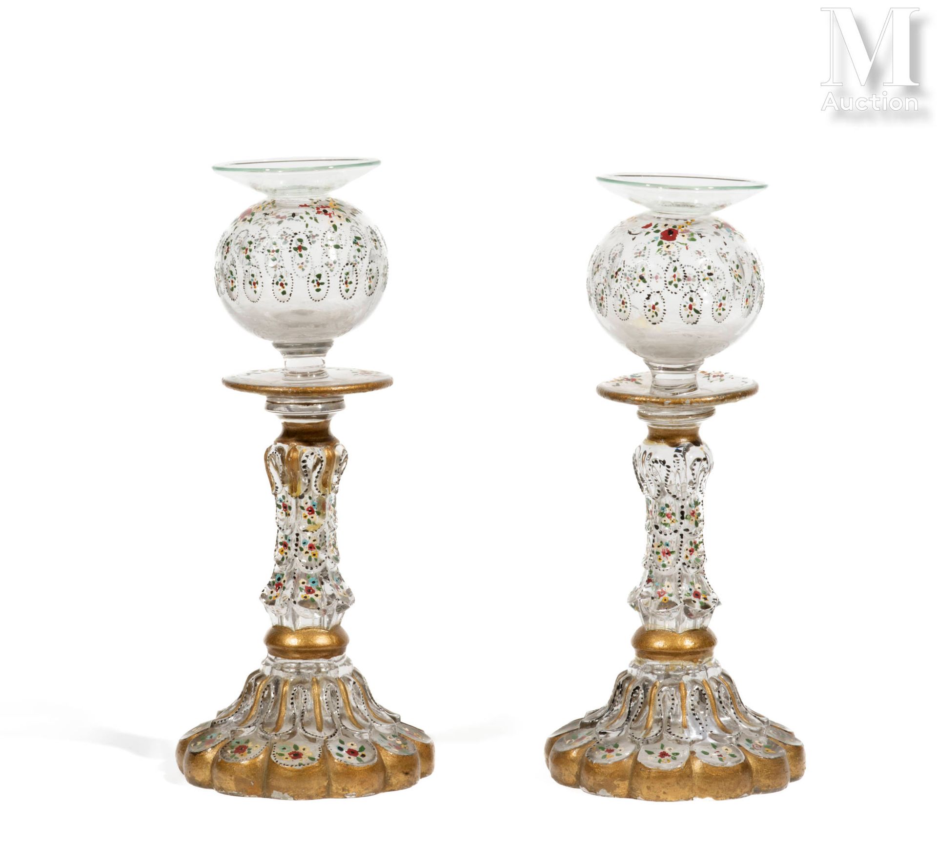 Paire de bougeoirs de Beykoz 土耳其，Beykoz，20世纪初

在一个多棱形的基座上，球状的灯芯由透明的玻璃和珐琅彩的花卉装饰制成&hellip;