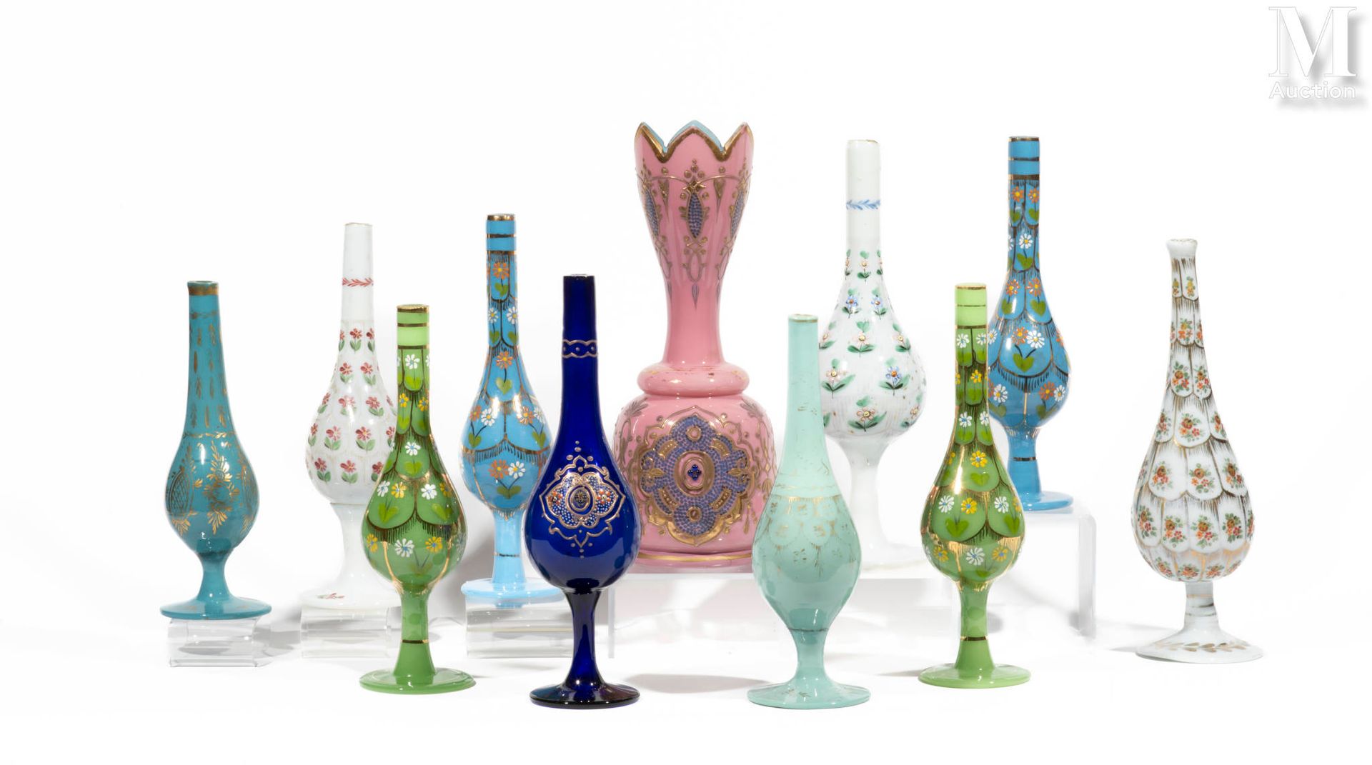 Vase et aspersoir 波西米亚为埃及，约1940-50年

粉红色乳白色花瓶，圆柱形瓶身和花唇颈，以及午夜蓝色玻璃花瓶，上面有珐琅和镀金的花卉装饰&hellip;