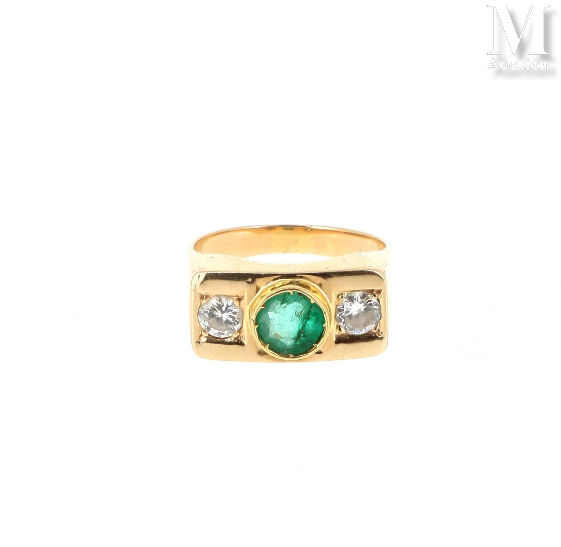 Bague émeraude brillants 18K黄金（750°/°）戒指，镶有一颗圆形祖母绿（碎裂）和两颗钻石，封闭式镶嵌。 
毛重：9.1克。
TD &hellip;