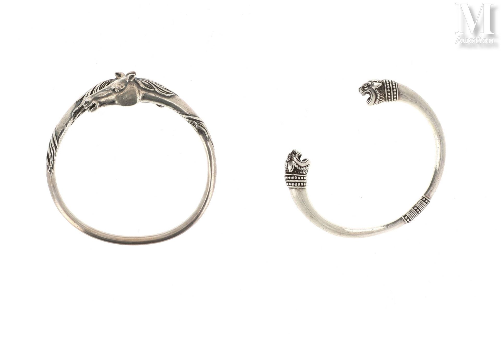 Deux bracelets ARTHUS-BERTRAND arthus-bertrand
一套两个银制（800°/°）开口手镯，一个饰有两个马头（63 x &hellip;