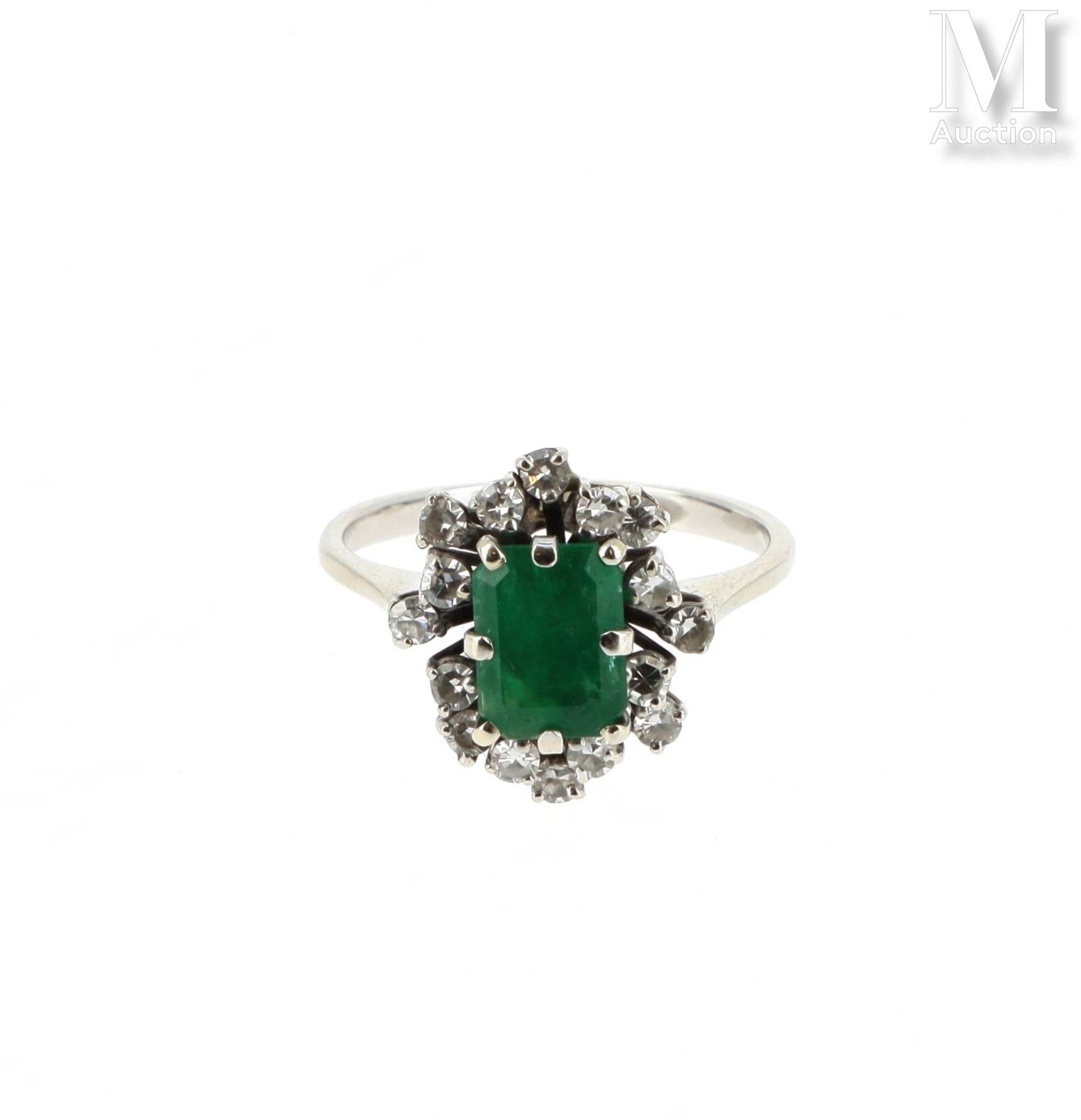 Bague émeraude 18K(750°/°)白金戒指，在8x8颗钻石的镶嵌下，镶嵌了一颗祖母绿切割的绿宝石（碎片）。 
毛重：4,6克。
TD : 57