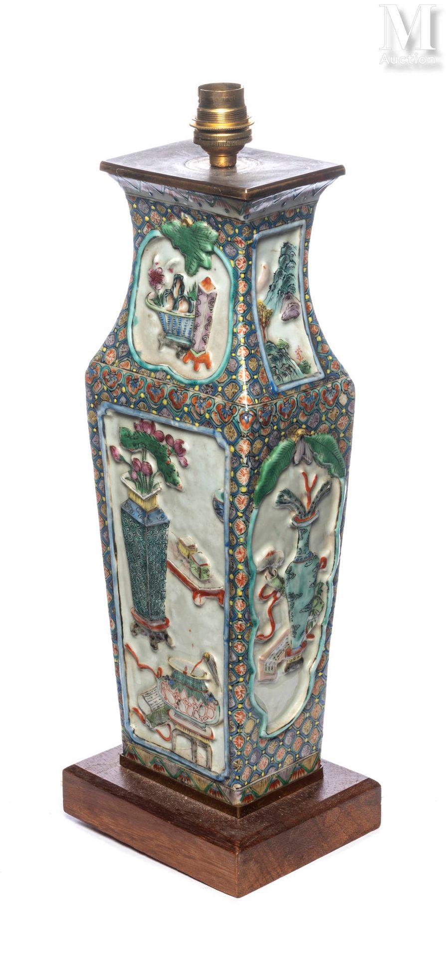 CHINE, XIXe siècle 瓷器花瓶

四角形，用多色珐琅彩和部分浮雕装饰，在器身和颈部保留了花瓶和徽记，底部装饰有锦缎图案。作为一盏灯安装。
高度：&hellip;