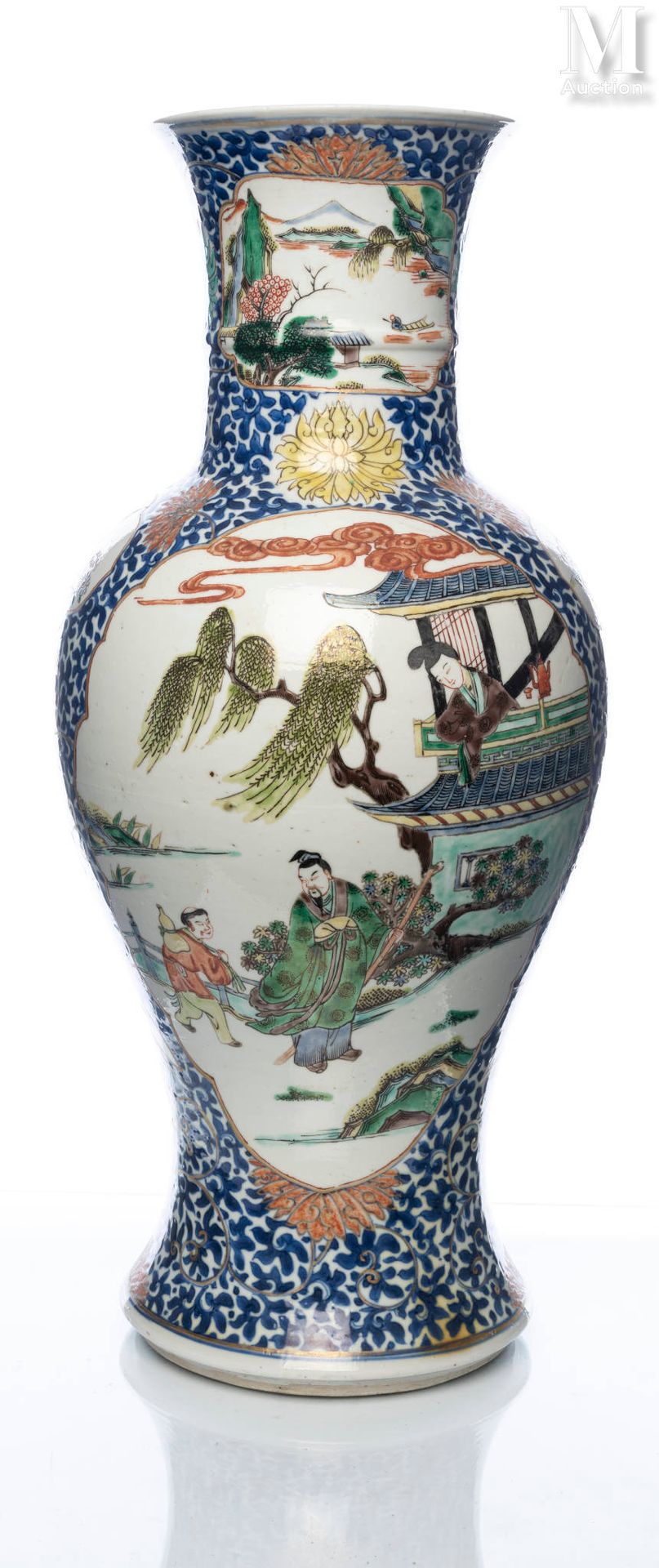 CHINE, XIXe siècle Vase en porcelaine

de forme dite "en queue de phénix", à bas&hellip;