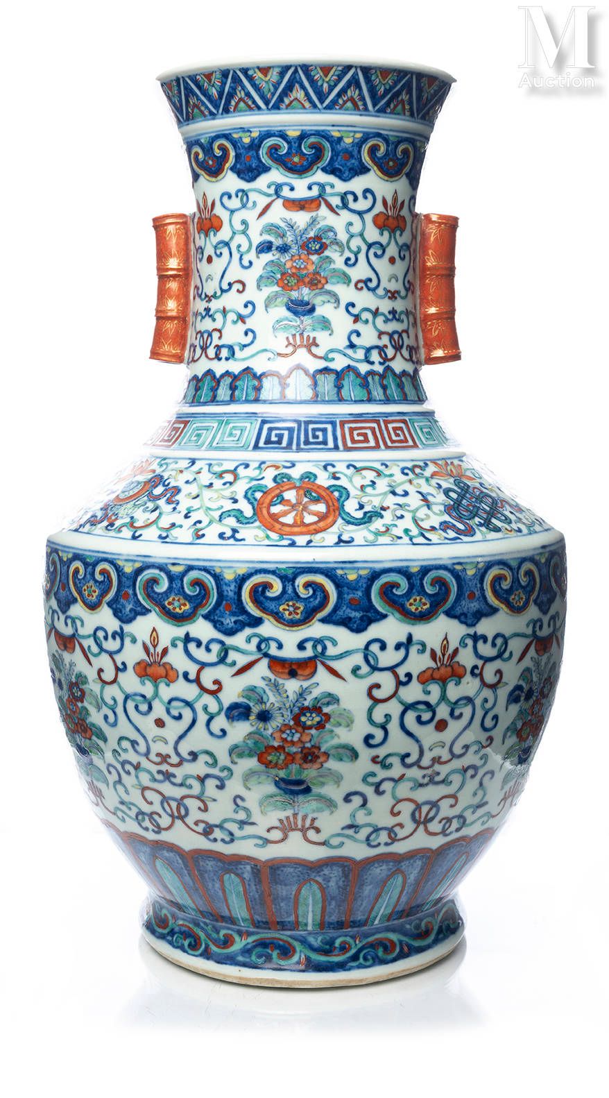 CHINE, XIXe siècle Important vase en porcelaine

de forme "Hu", reposant sur un &hellip;