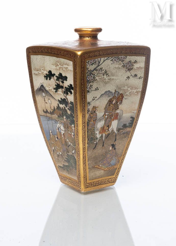 JAPON, Epoque Meiji Vaso in porcellana Satsuma

Di forma quadrangolare, con deco&hellip;